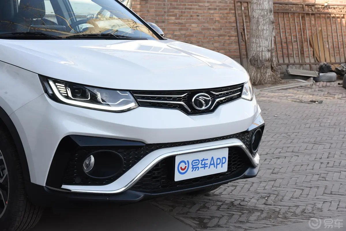 东南DX51.5T CVT 尊贵型前格栅侧俯拍