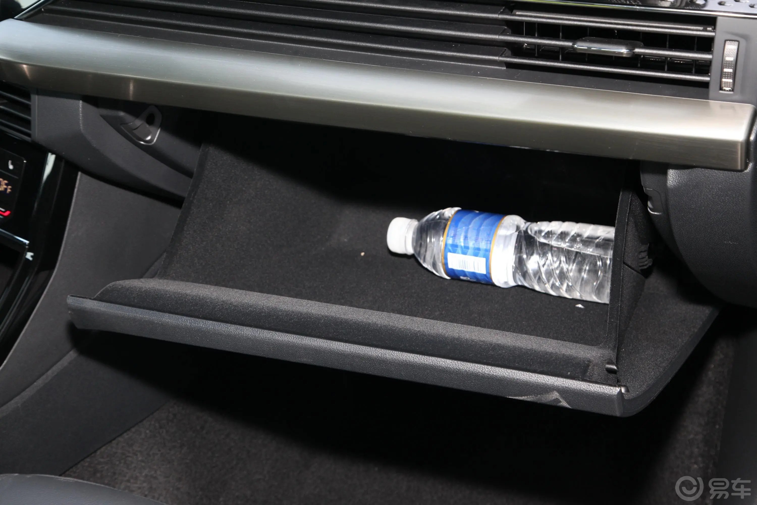 帕萨特 插电混动改款 430PHEV 混动精英版手套箱空间水瓶横置