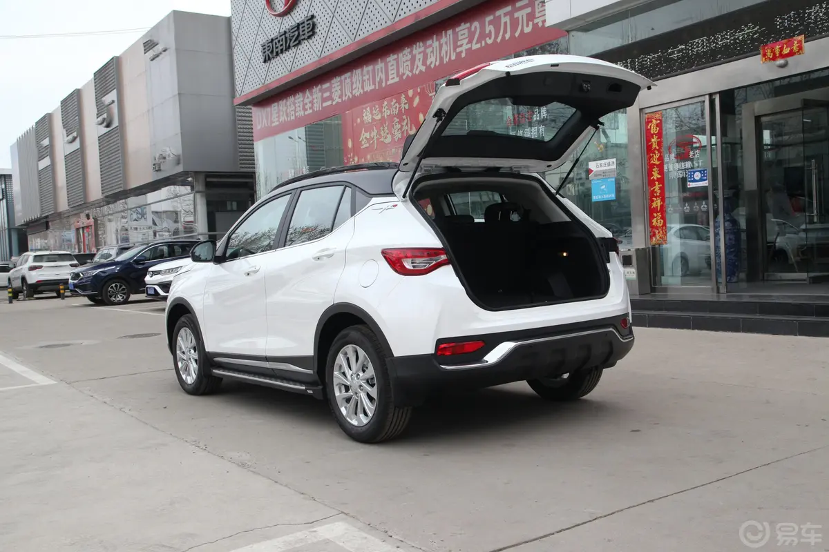 东南DX51.5T CVT 豪华型后备厢开启45度侧拍