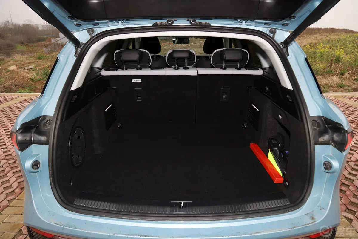 岚图FREE475km 四驱标准纯电专属豪华套装后备厢空间特写