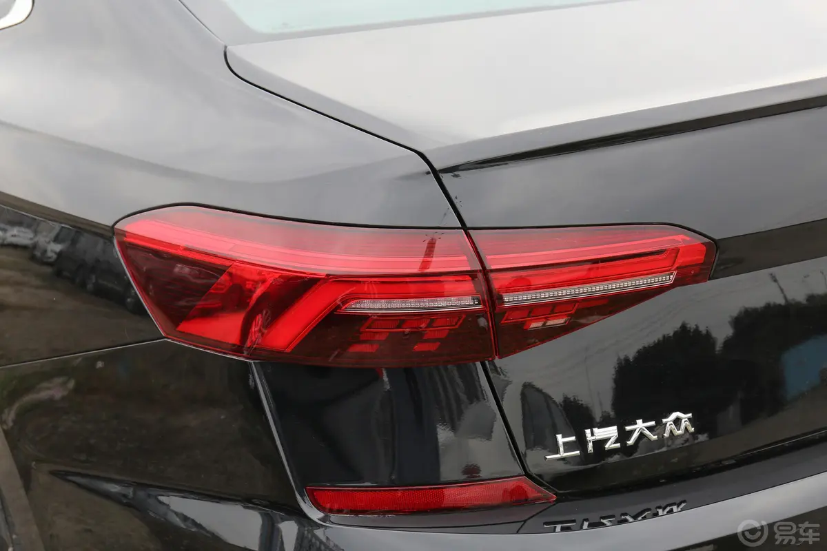 帕萨特280TSI 双离合 商务版尾灯侧45度俯拍