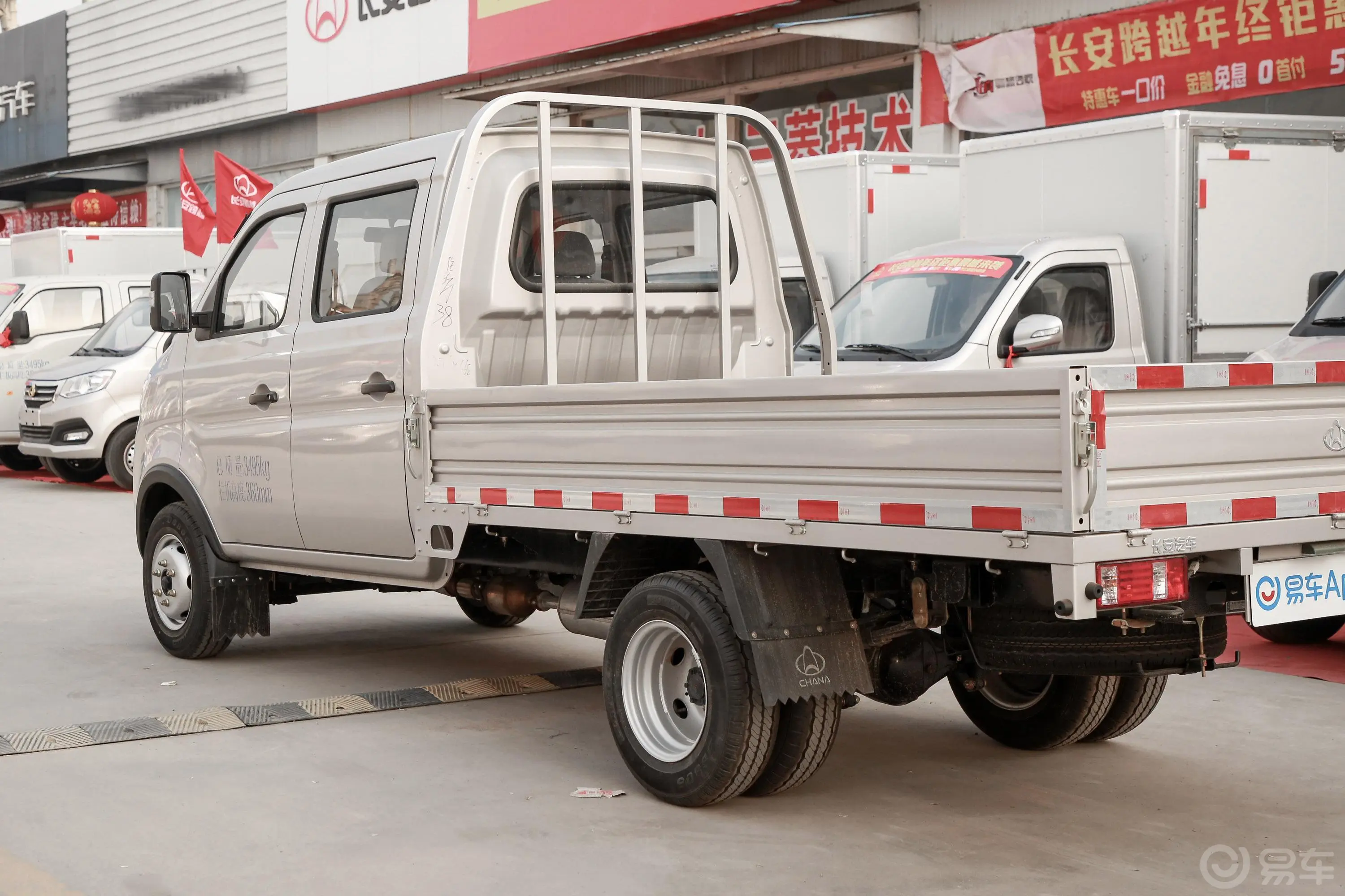 新豹T5载货汽车N1 1.6L 双排双后轮 标准版(5.64米长)SC1031NAS6E 汽油 国Ⅵ外观