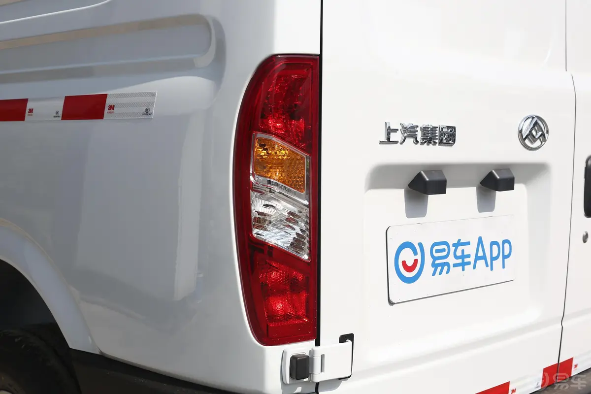 新途V80经典款 VAN 2.5T AMT 短轴中顶 2/3座 国V外观