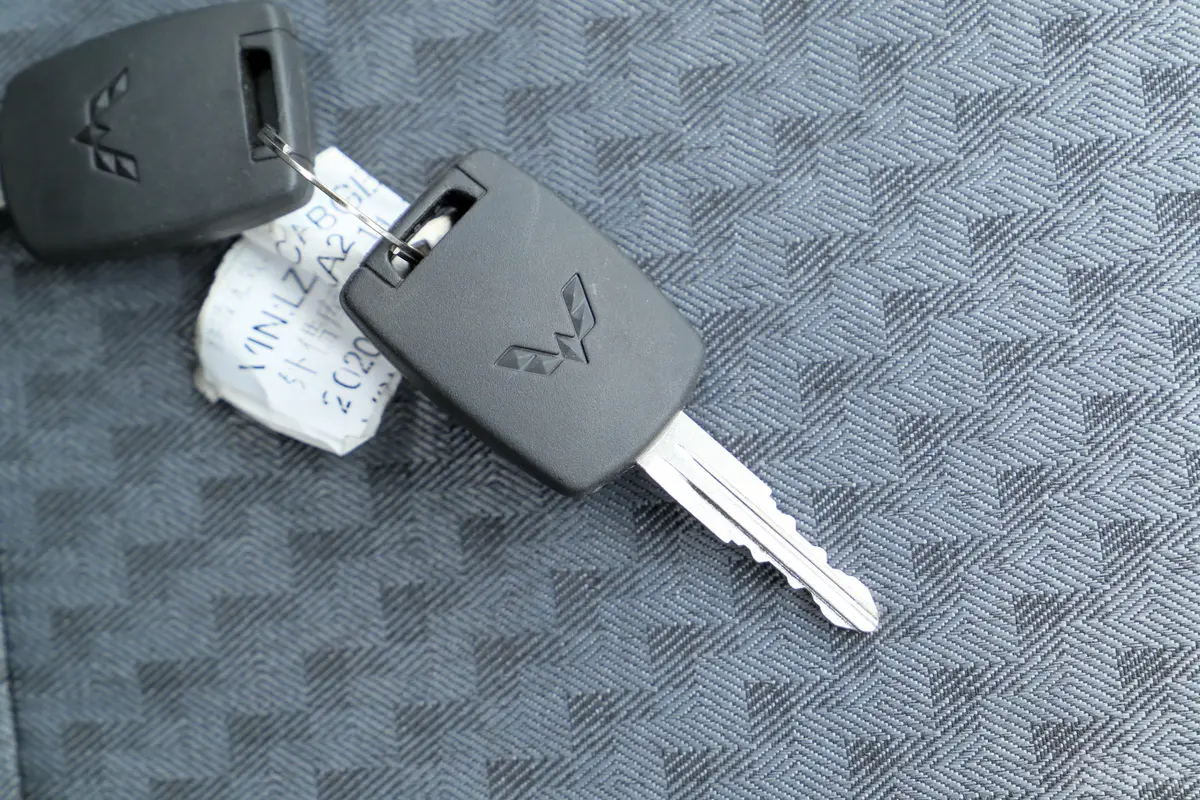 五菱荣光新卡汽车下乡版 1.5L 手动单排基本型钥匙正面