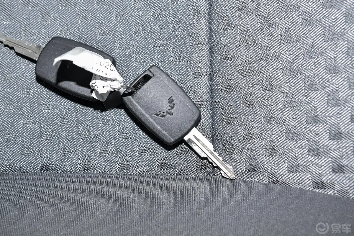 五菱荣光新卡汽车下乡版 1.8L 手动单排标准型钥匙正面