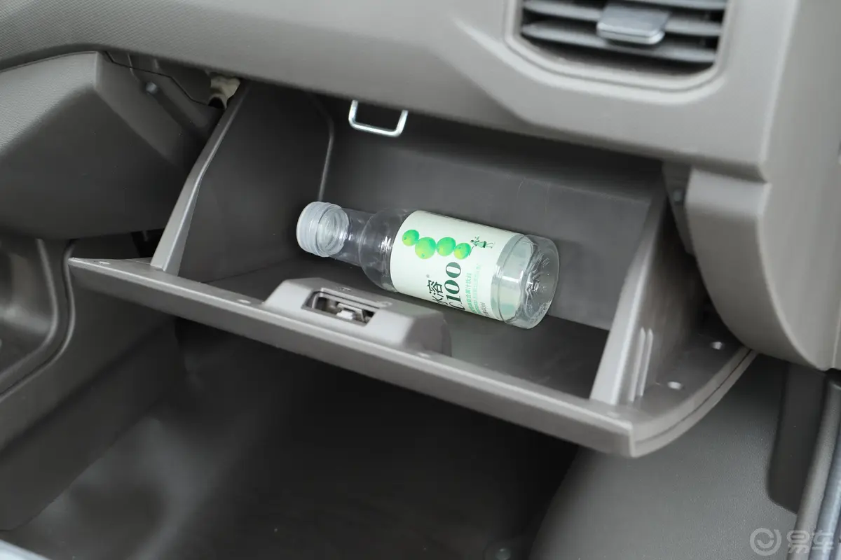 五菱荣光新卡汽车下乡版 1.8L 手动单排标准型手套箱空间水瓶横置