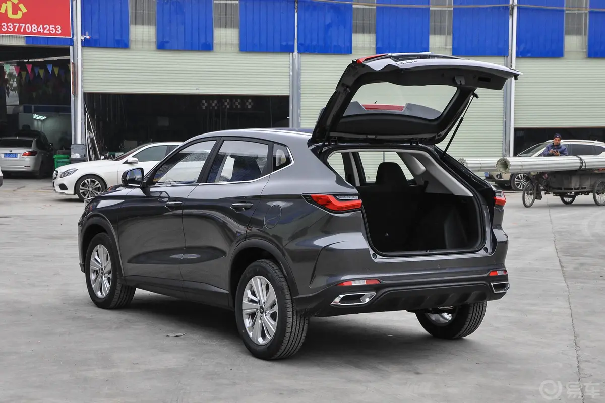 长安欧尚X51.6L CVT 豪华型后备厢开启45度侧拍