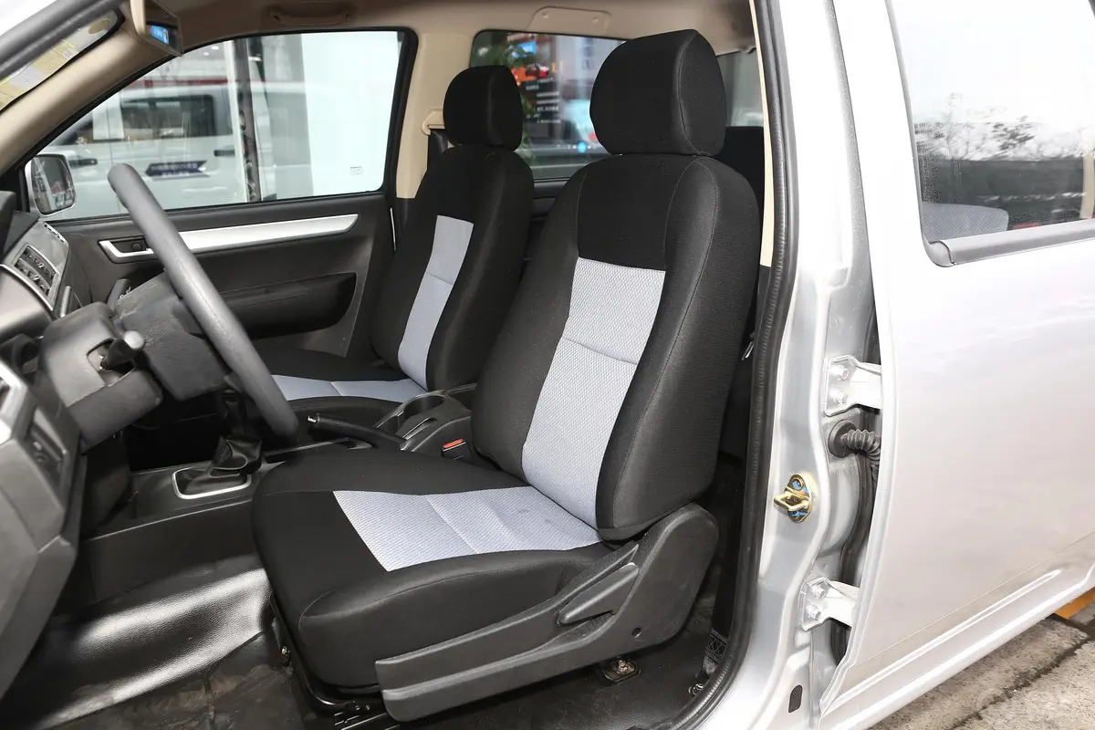神骐F30创业版 1.5L 手动 双排短轴 标准型驾驶员座椅