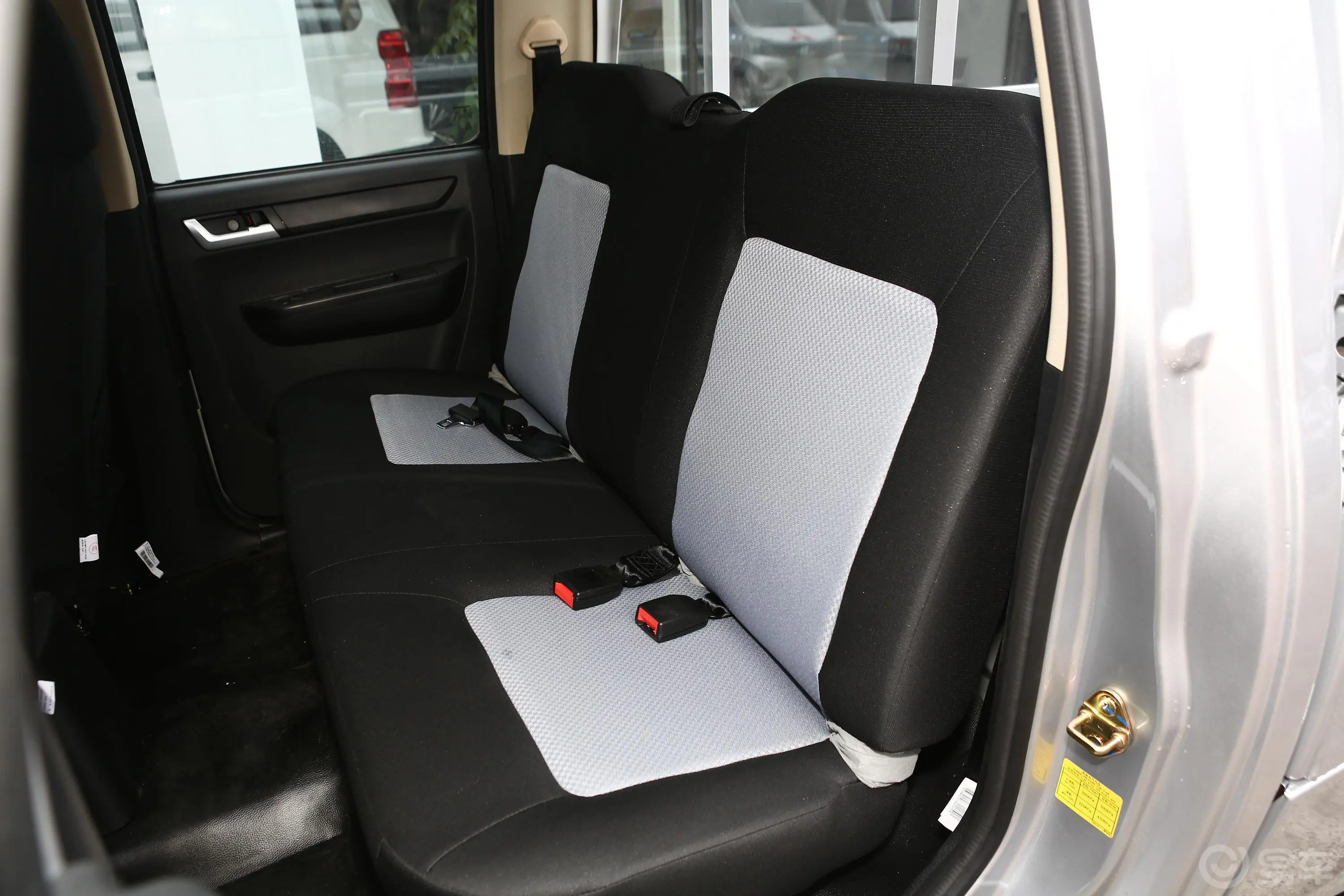 神骐F30创业版 1.5L 手动 双排短轴 标准型后排座椅