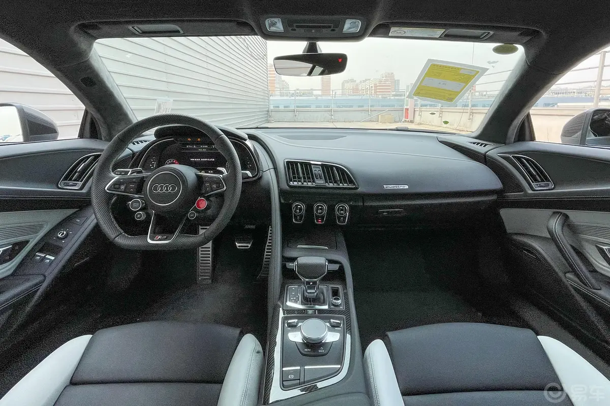 奥迪R8R8 V10 Coupe Performance 收藏家版前排中央扶手