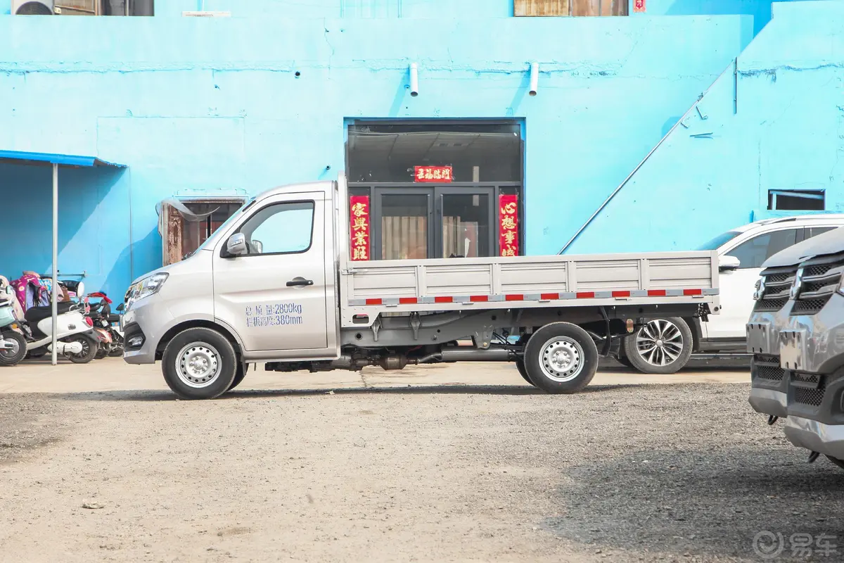 新豹T3东安1.6L 122马力 3080轴距 单排载货汽车  国Ⅵ正侧车头向左水平