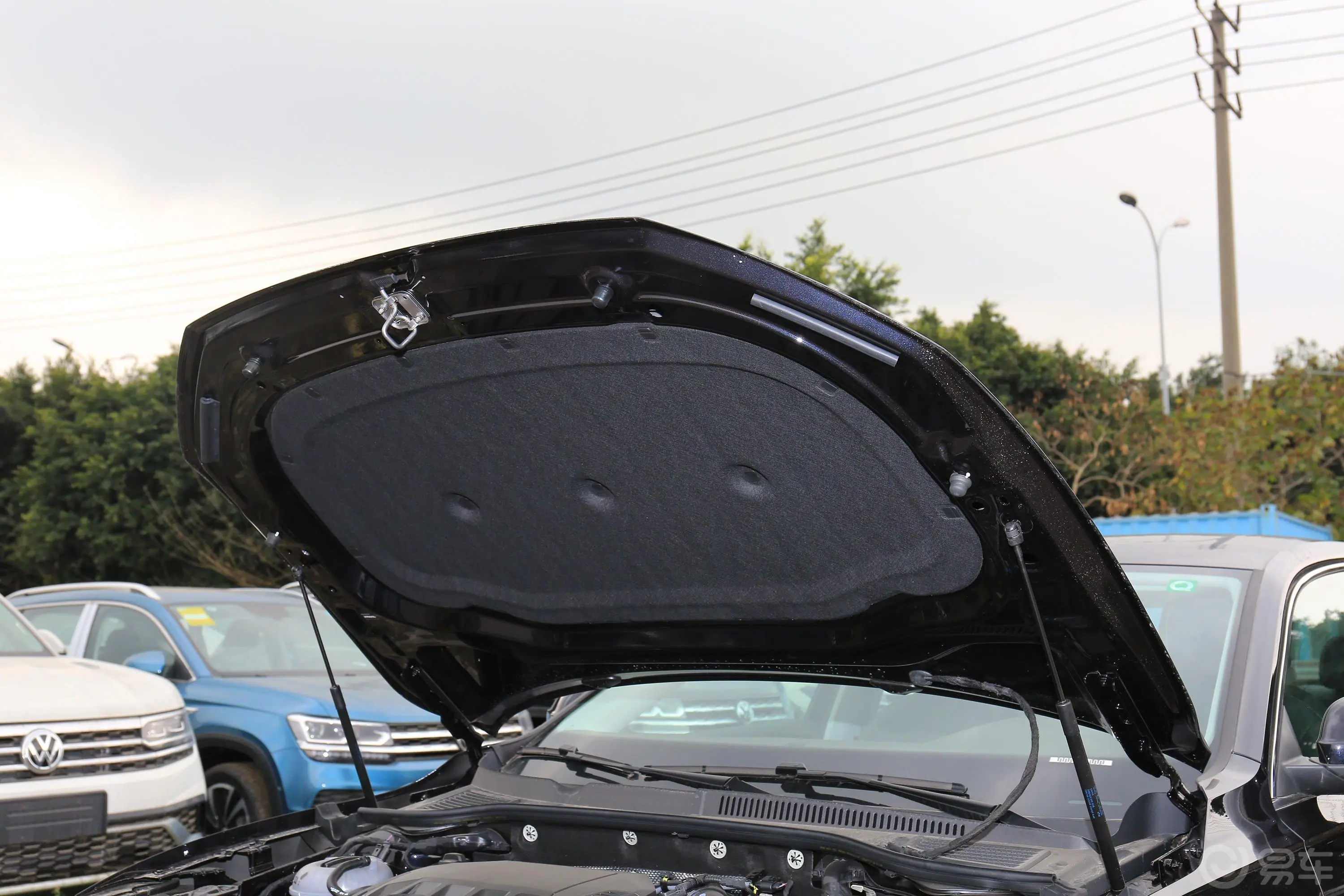 帕萨特330TSI 双离合 尊贵版前舱盖内侧