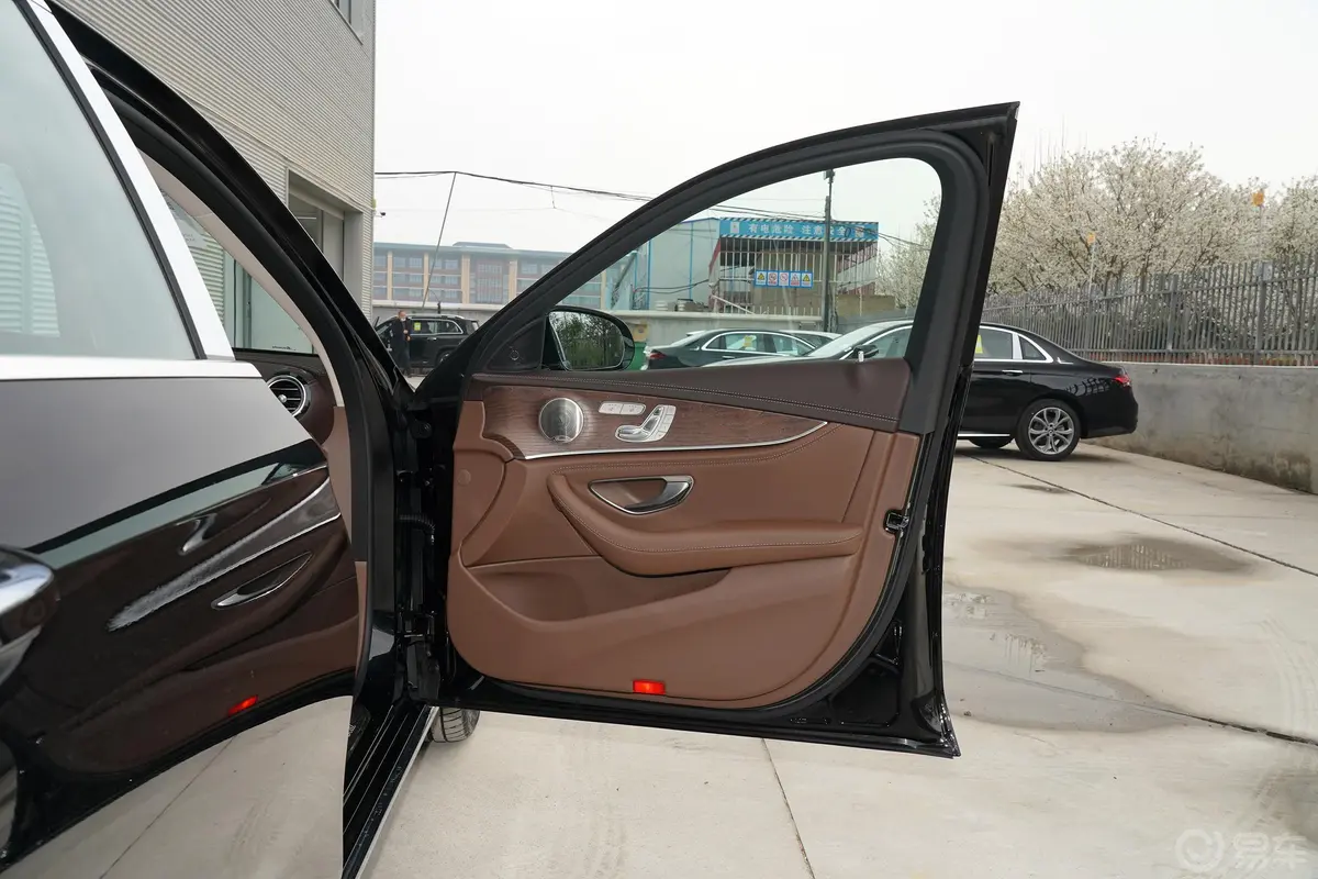 奔驰E级改款 E 300 L 尊贵型副驾侧前车门