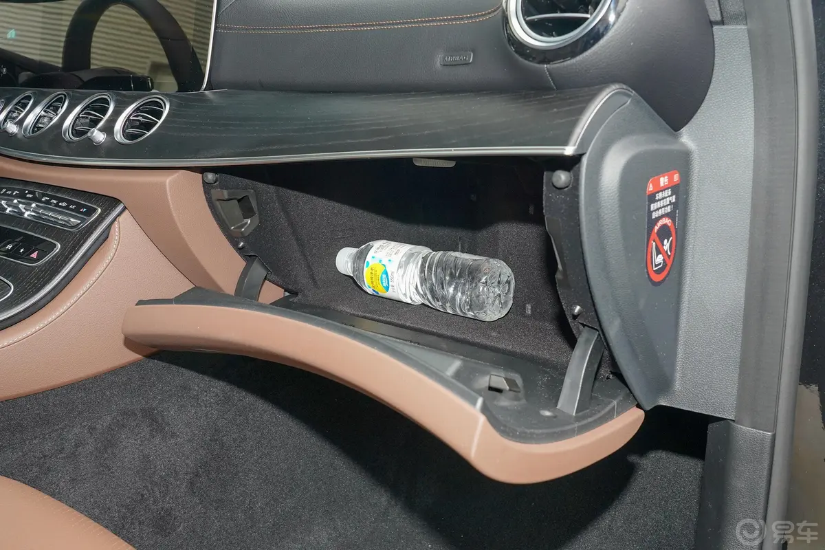 奔驰E级改款 E 300 L 运动时尚型手套箱空间水瓶横置