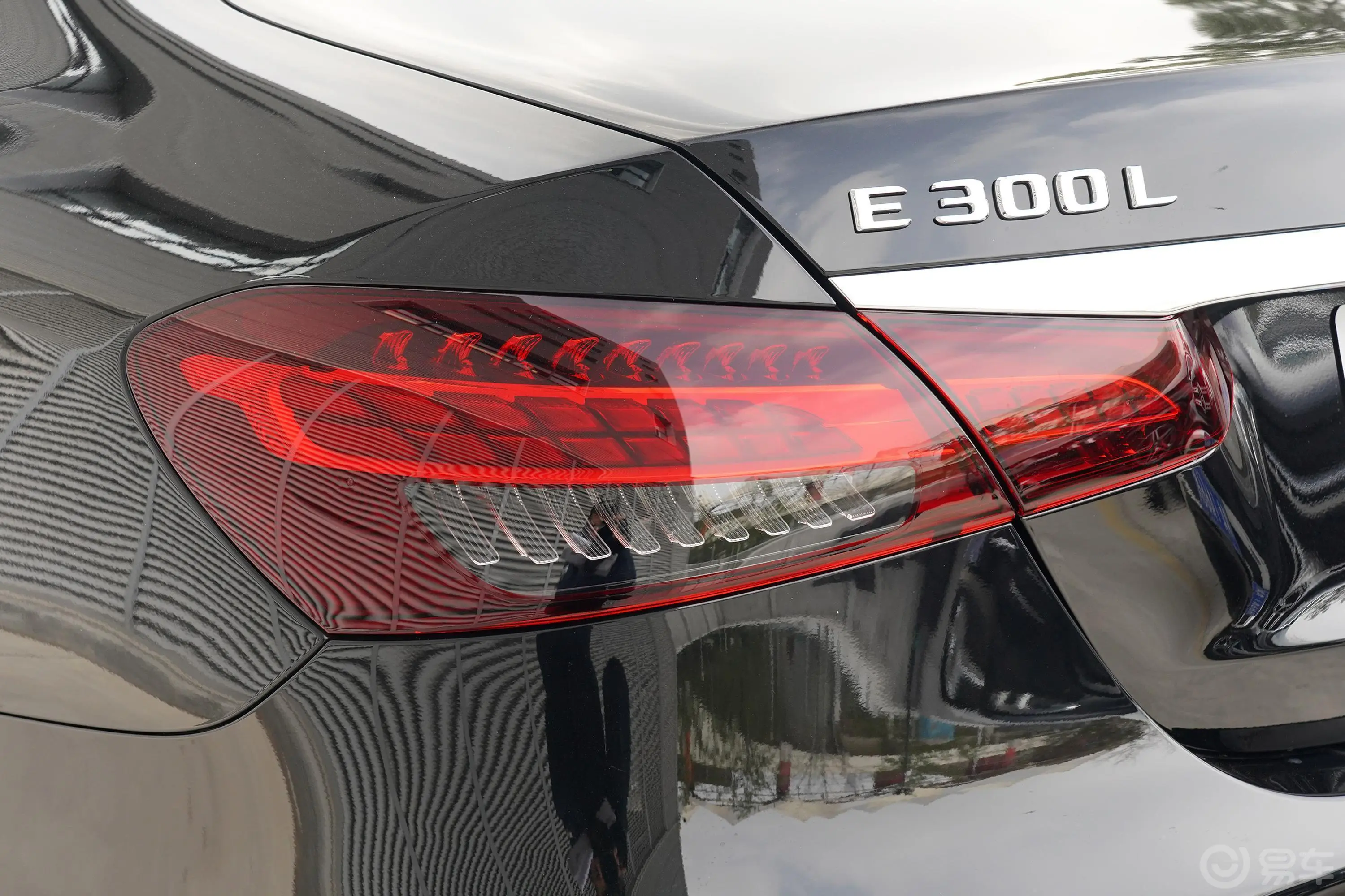奔驰E级改款 E 300 L 尊贵型外观