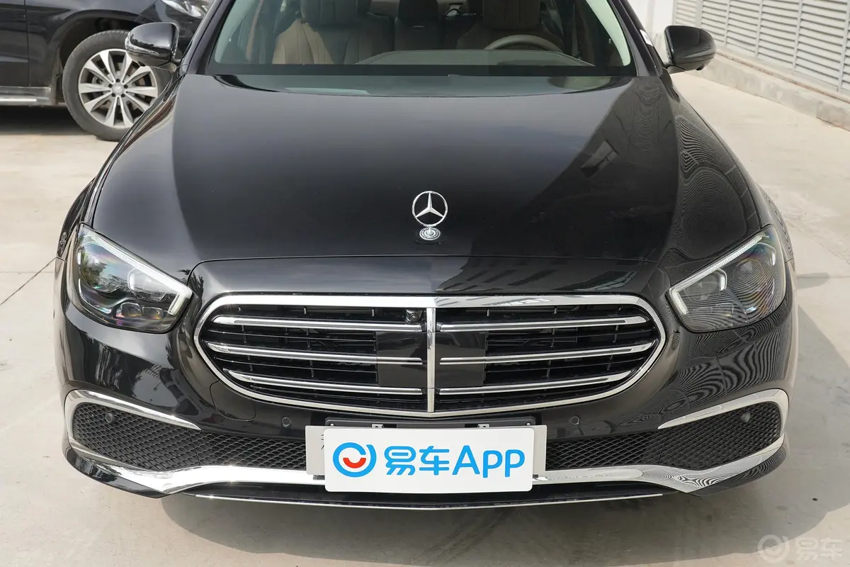 奔驰E级改款 E 300 L 尊贵型外观