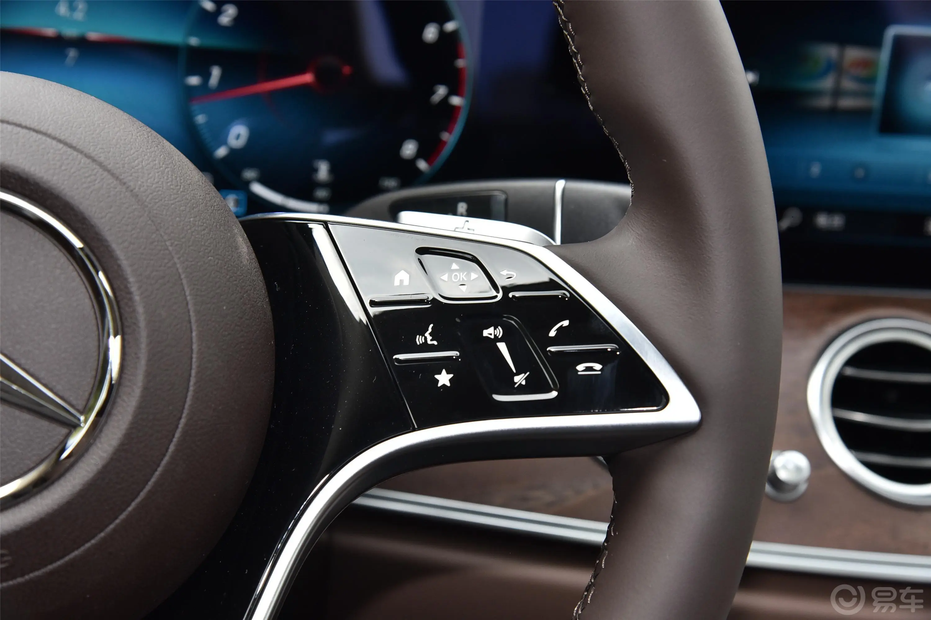 奔驰E级改款 E 300 L 时尚型右侧方向盘功能按键