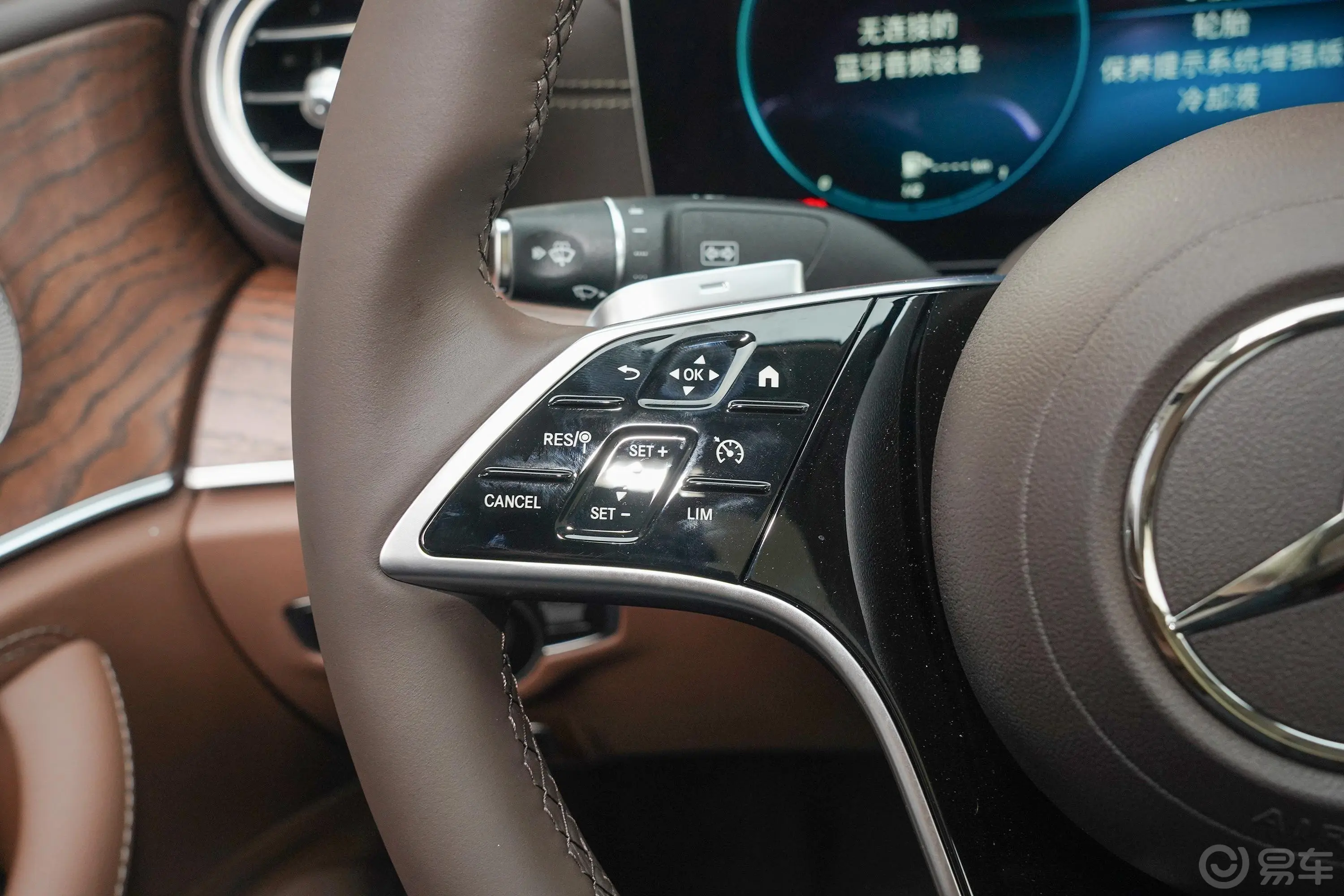 奔驰E级改款 E 300 L 豪华型左侧方向盘功能按键