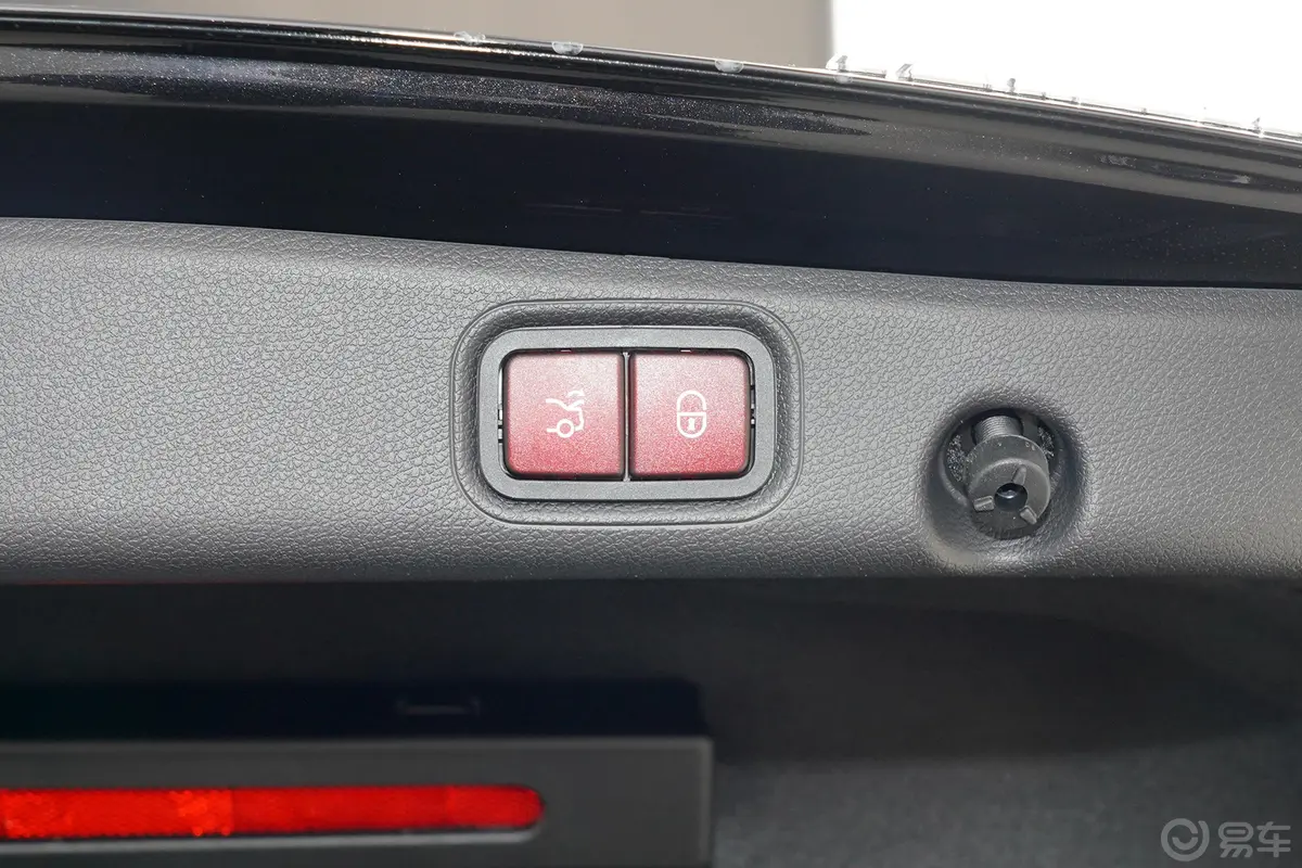 奔驰E级改款 E 300 L 豪华型电动尾门按键（手动扶手）