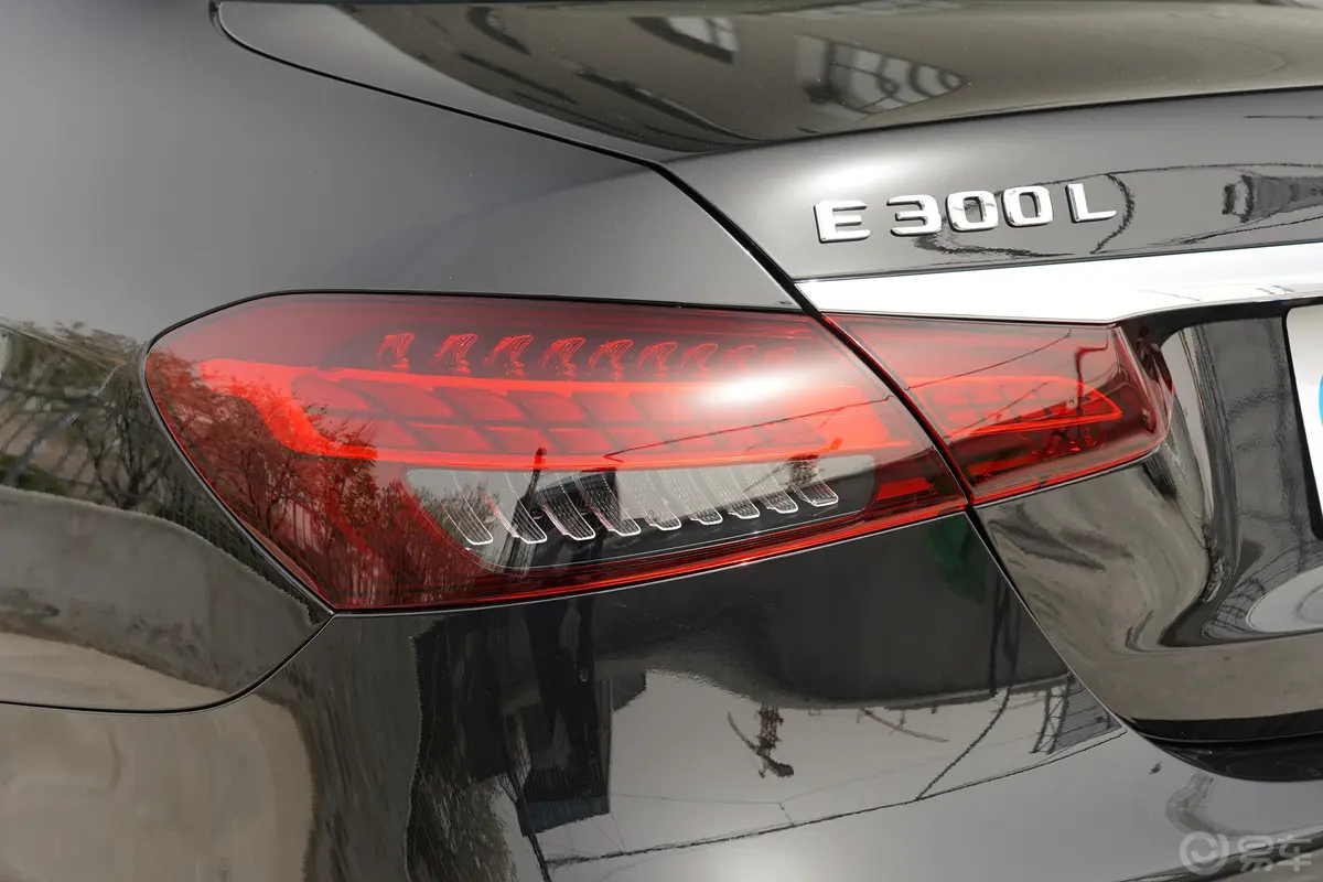奔驰E级改款 E 300 L 运动尊贵型外观