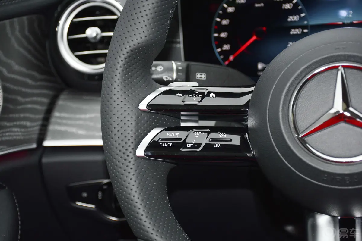 奔驰E级改款 E 300 L 运动豪华型左侧方向盘功能按键