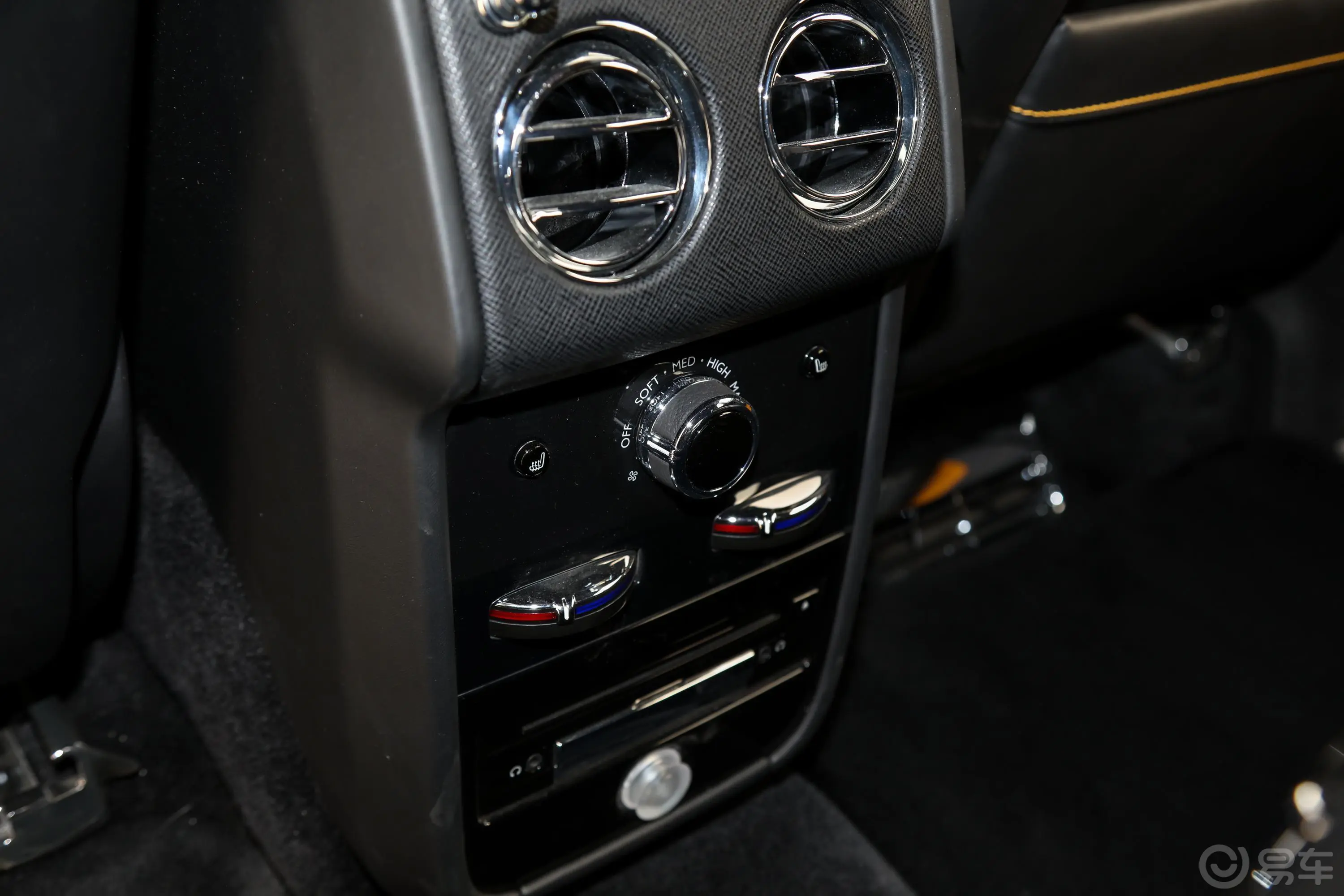 库里南6.7T Black Badge后排空调控制键