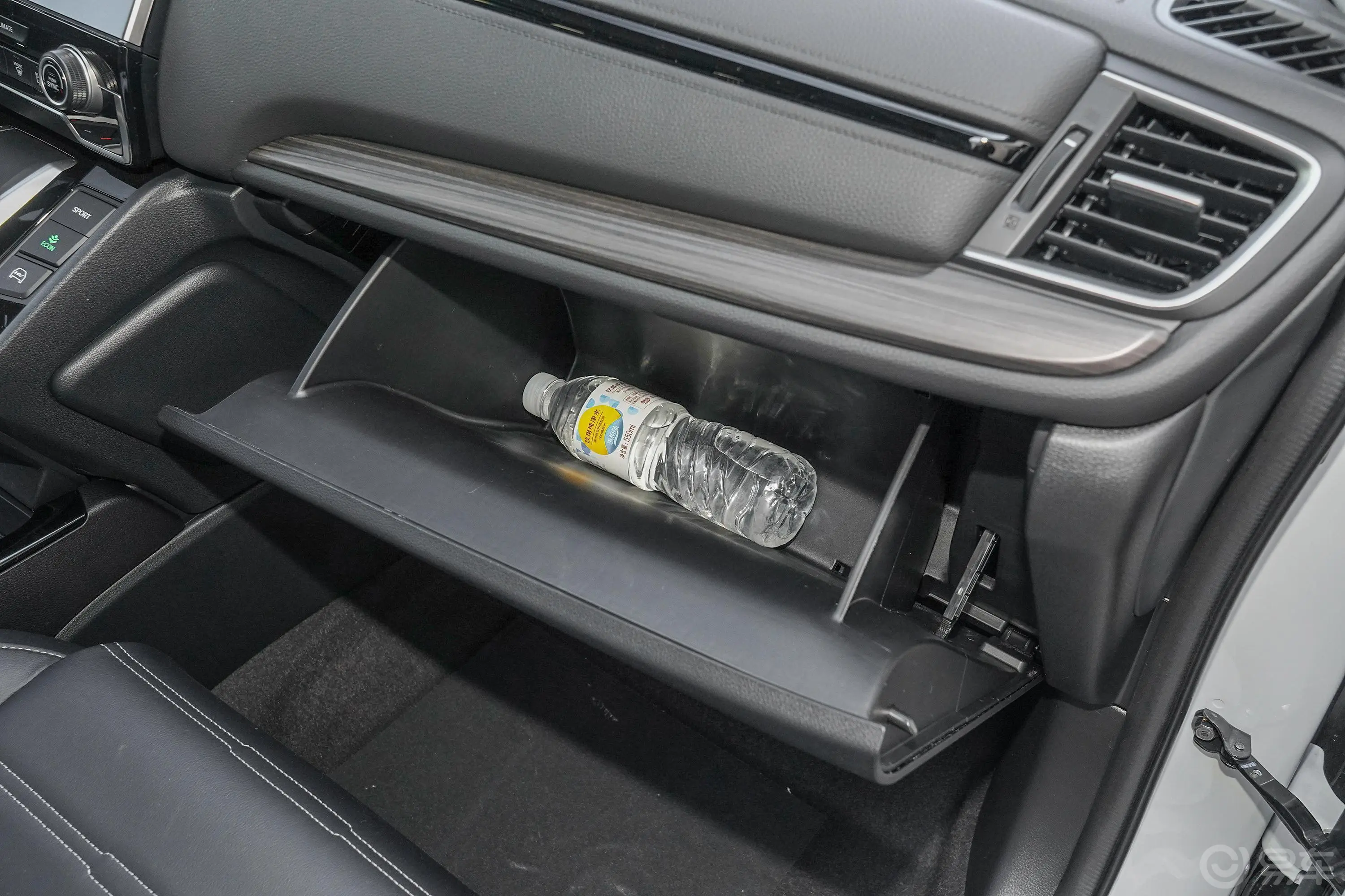 本田CR-V e:PHEV2.0L 睿智版手套箱空间水瓶横置