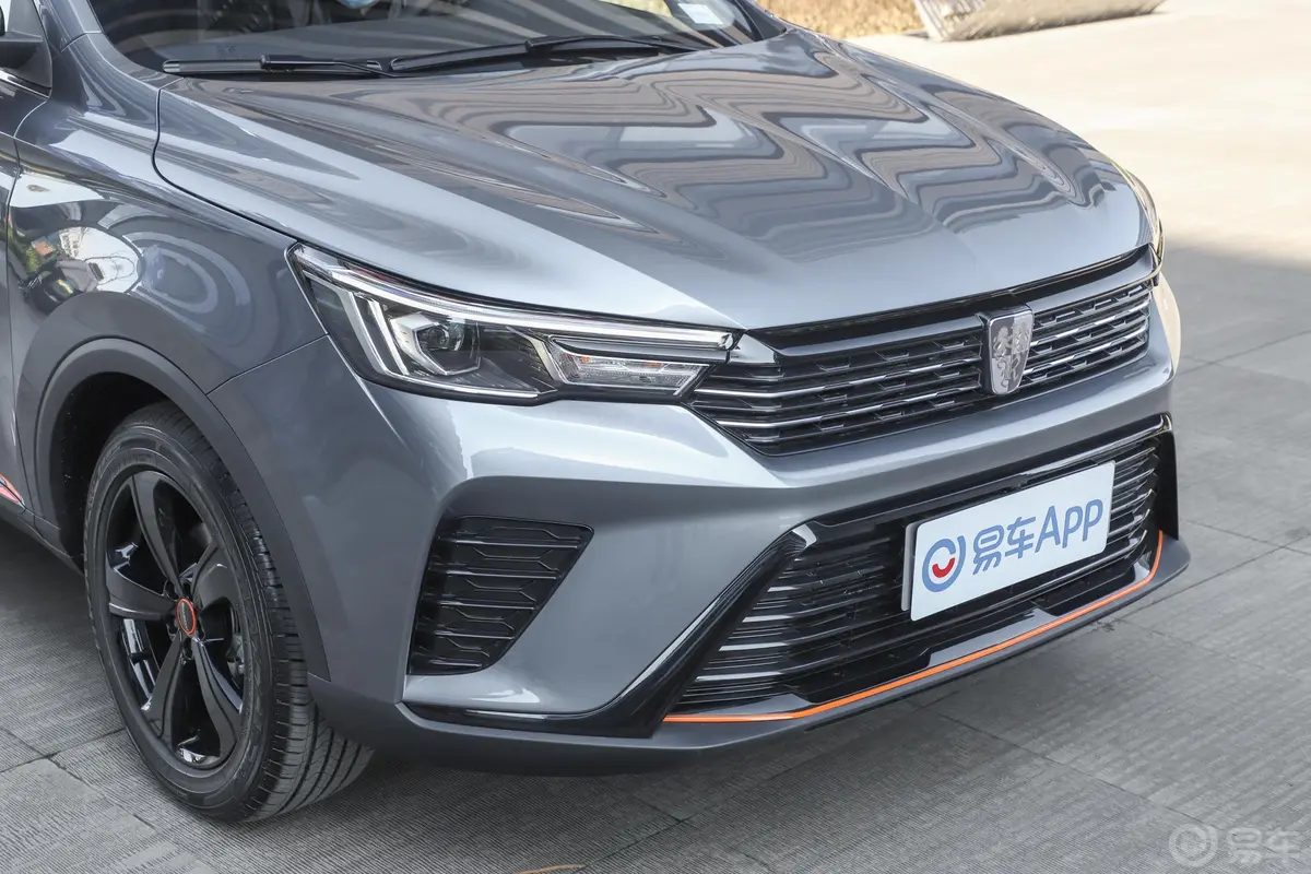 荣威RX3PRO 1.6L CVT旗舰型前格栅侧俯拍