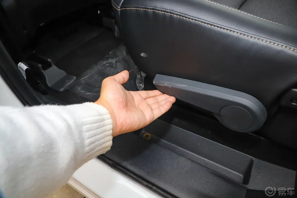 长安欧尚科赛Pro1.5T 手动 旗舰型后备箱内座椅放倒按钮