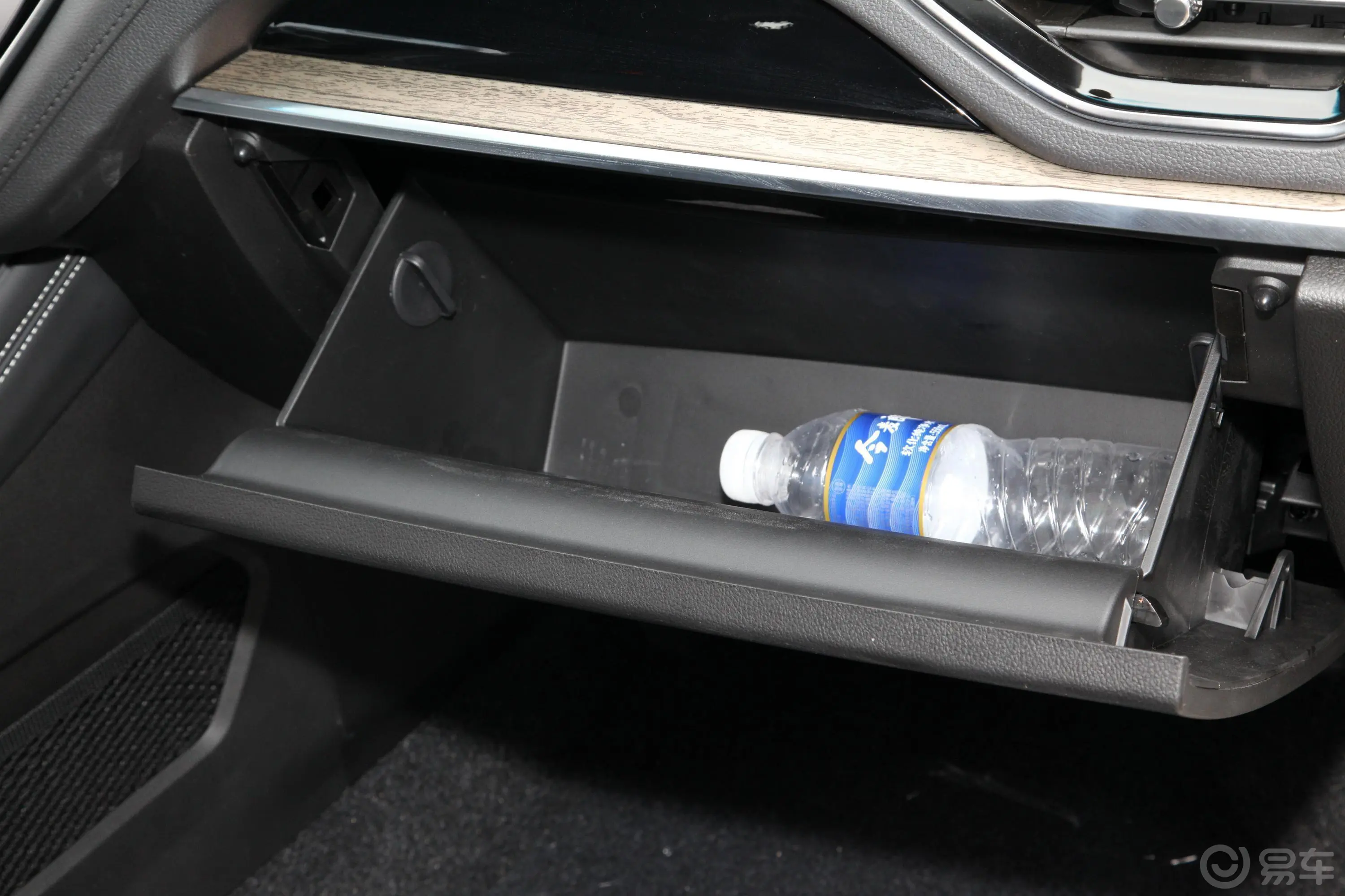 捷途X701.5T 手动 特供Ⅰ版手套箱空间水瓶横置