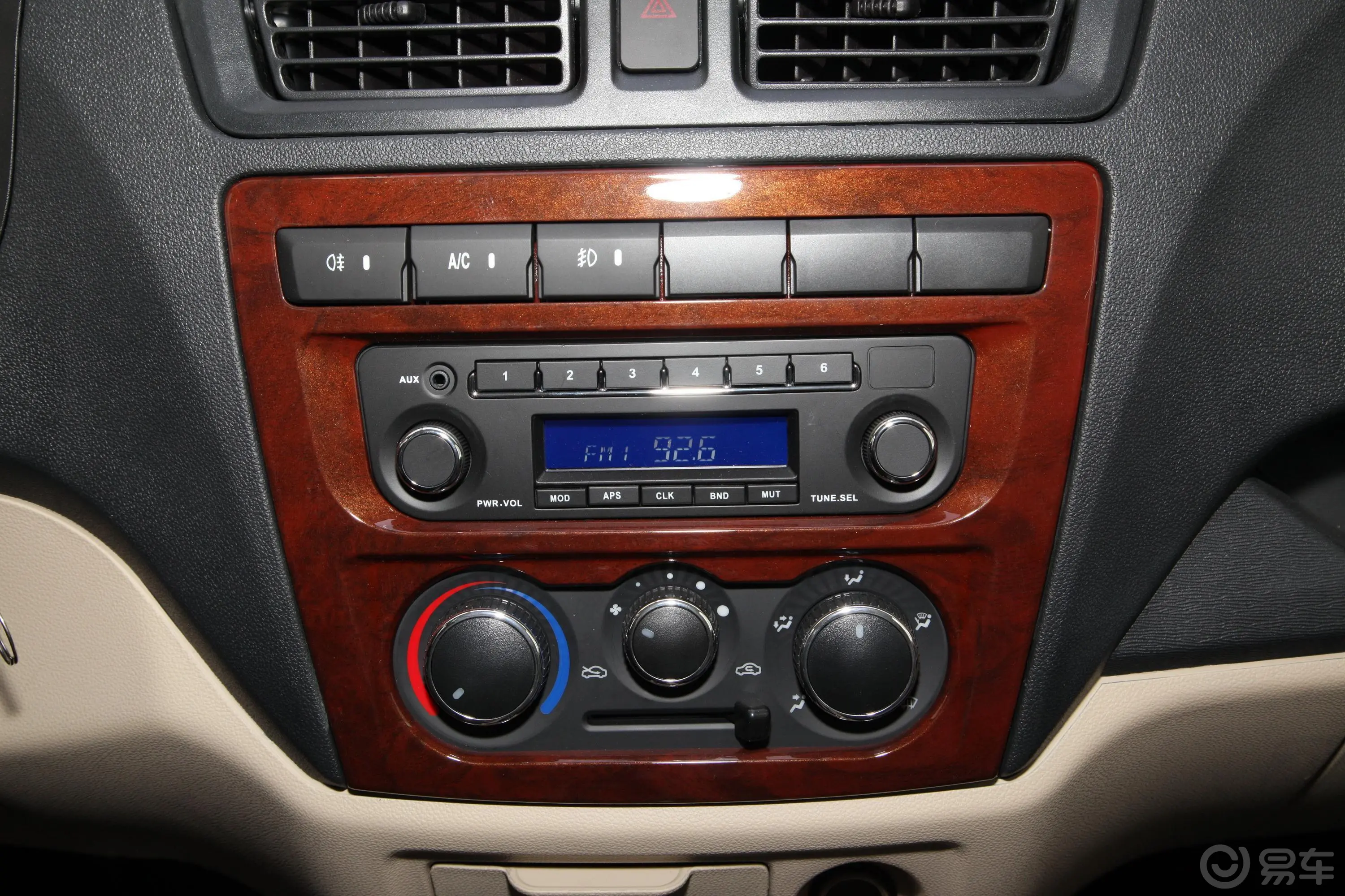 睿行M801.6L 手动 平顶对开门 单蒸空调 舒适型 2座音响