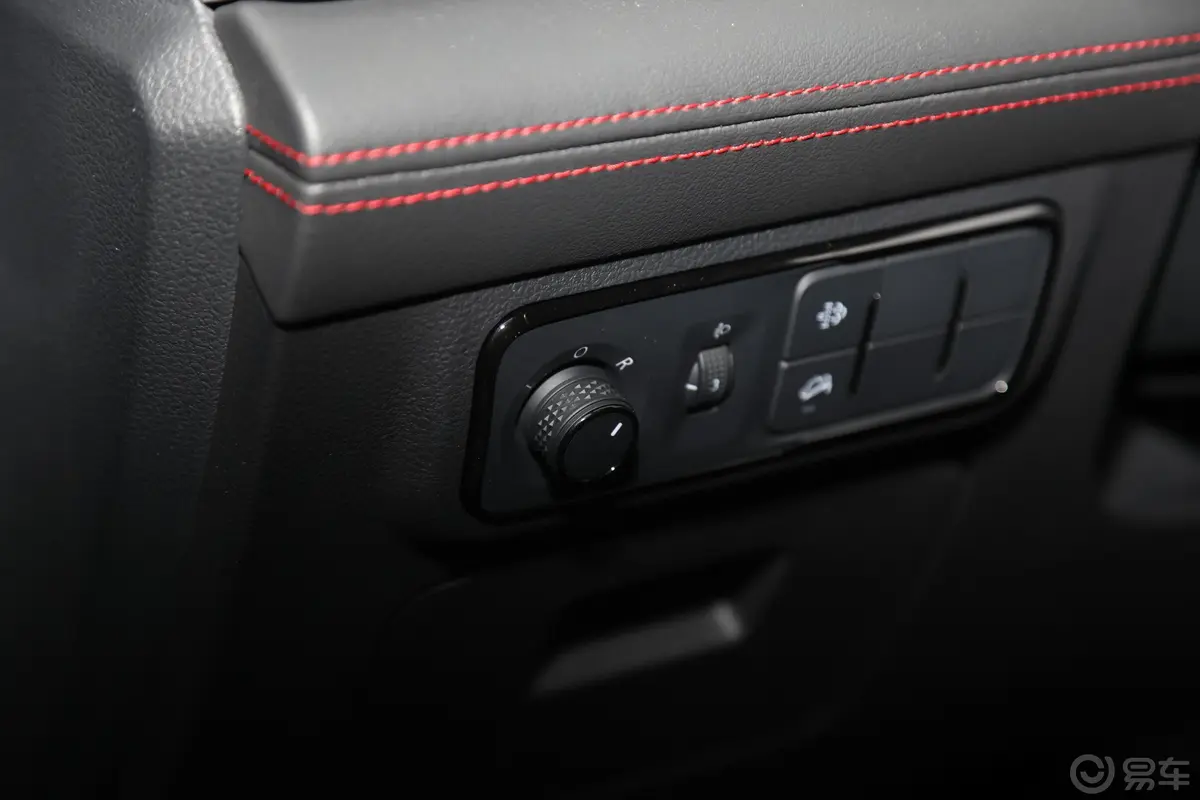 大通T902.0T 自动四驱单增压长箱高底盘舒享型 柴油后视镜调节键