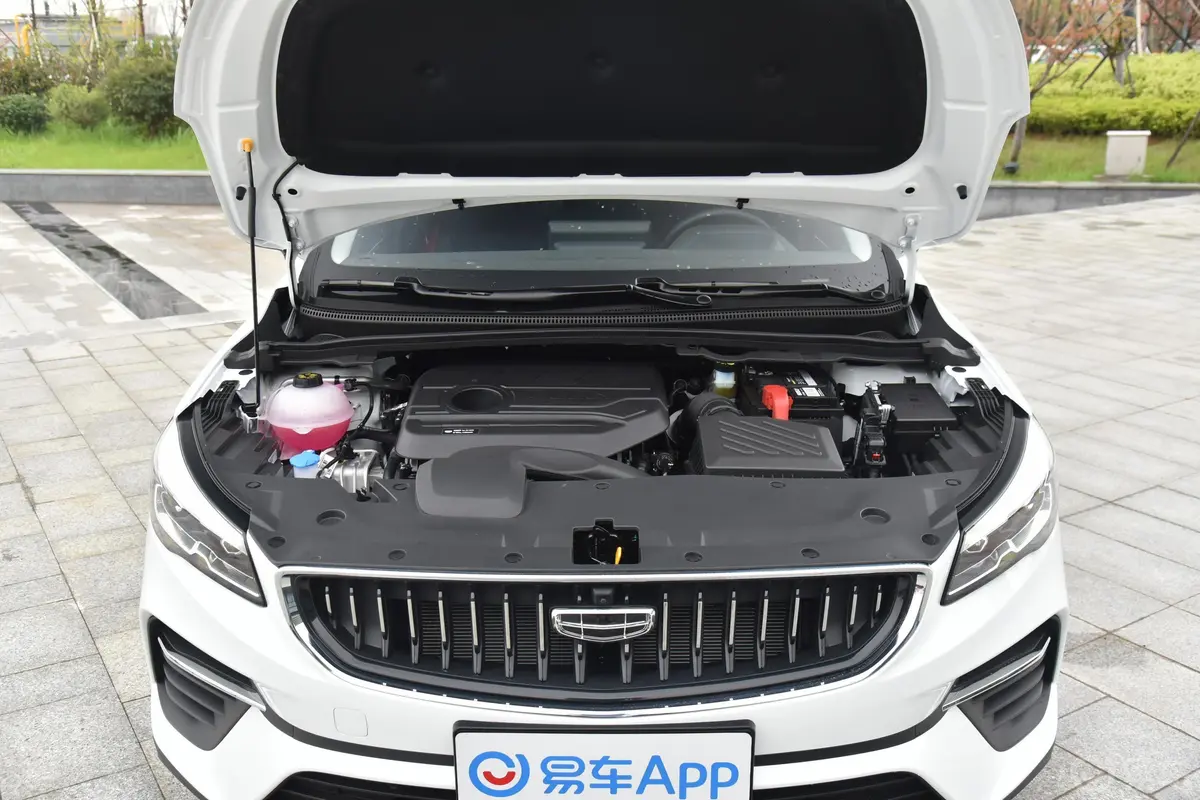 帝豪S1.4T CVT 旗舰版发动机舱整体