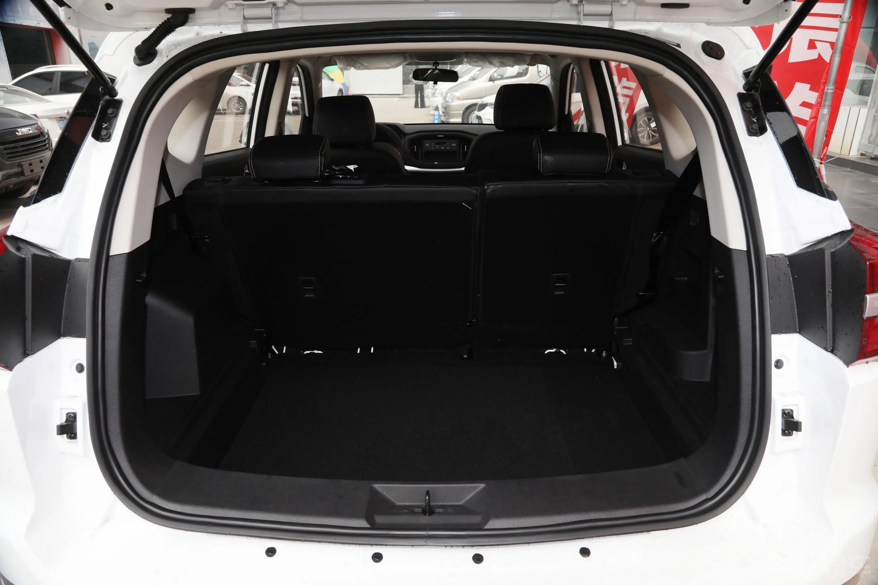 博骏改款2 运动版 1.5L CVT 舒适型后备厢空间特写
