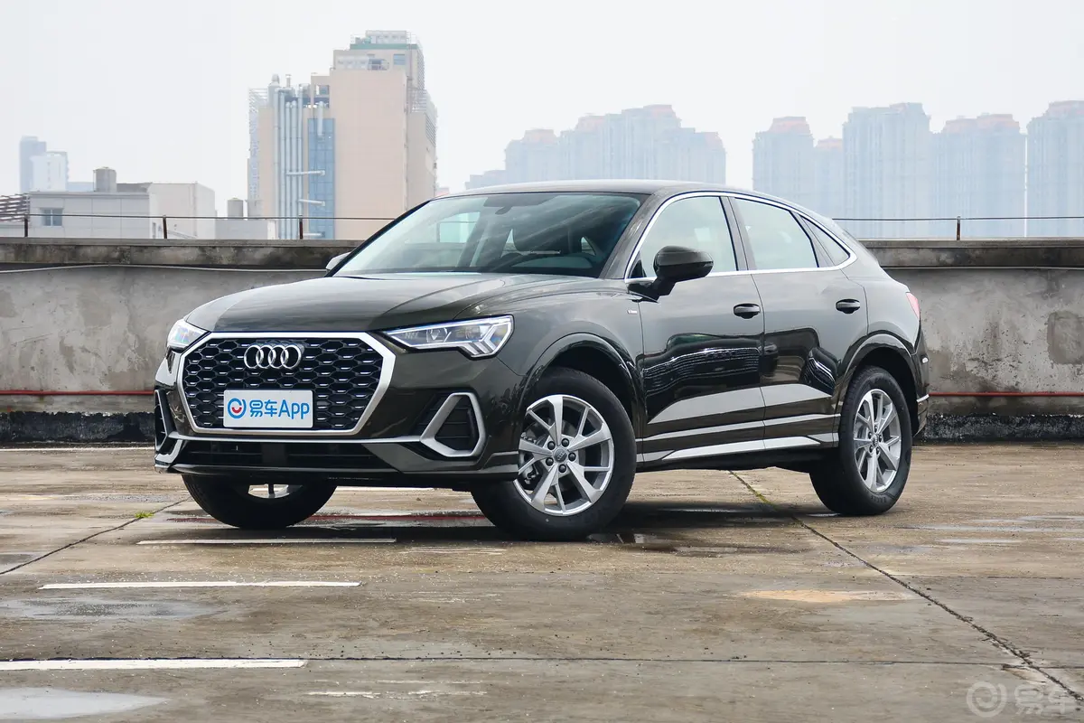 奥迪Q3 Sportback35 TFSI 进取型侧前45度车头向左水平