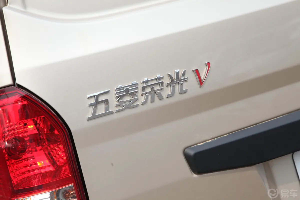 五菱荣光V1.5L 手动实用型封窗车 2座外观