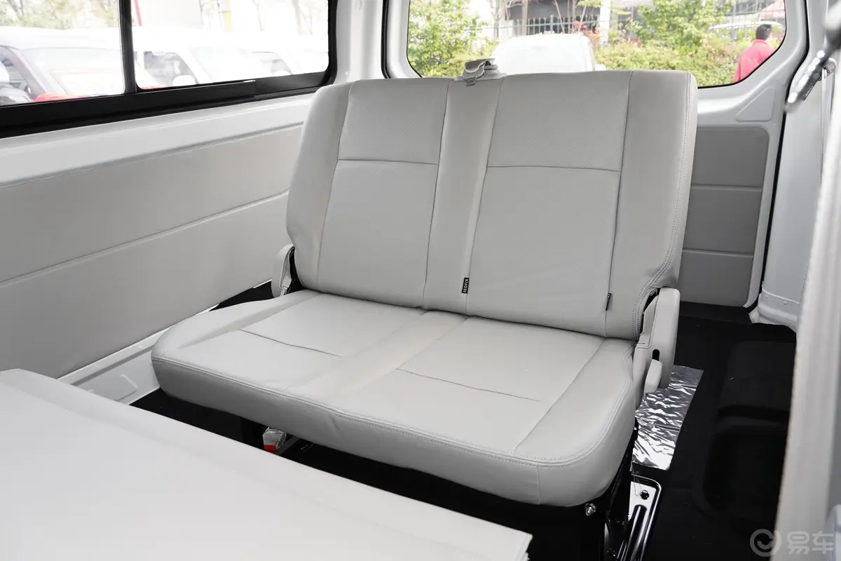 新海狮S客车 1.5L 手动 商务中央空调版 5/6/7座 国VI第三排座椅