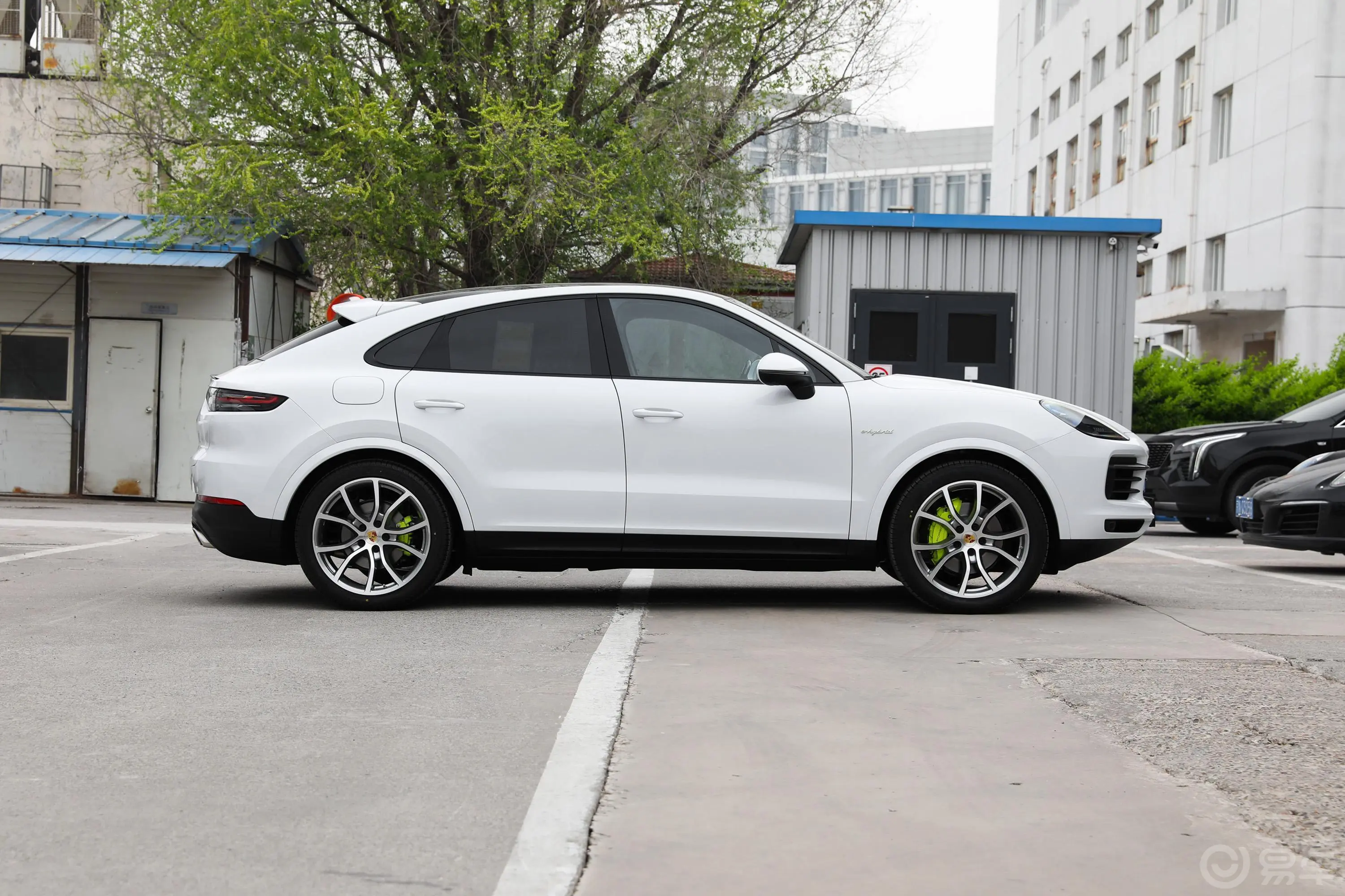 Cayenne E-HybridCayenne E-Hybrid Coupé 2.0T正侧车头向右水平