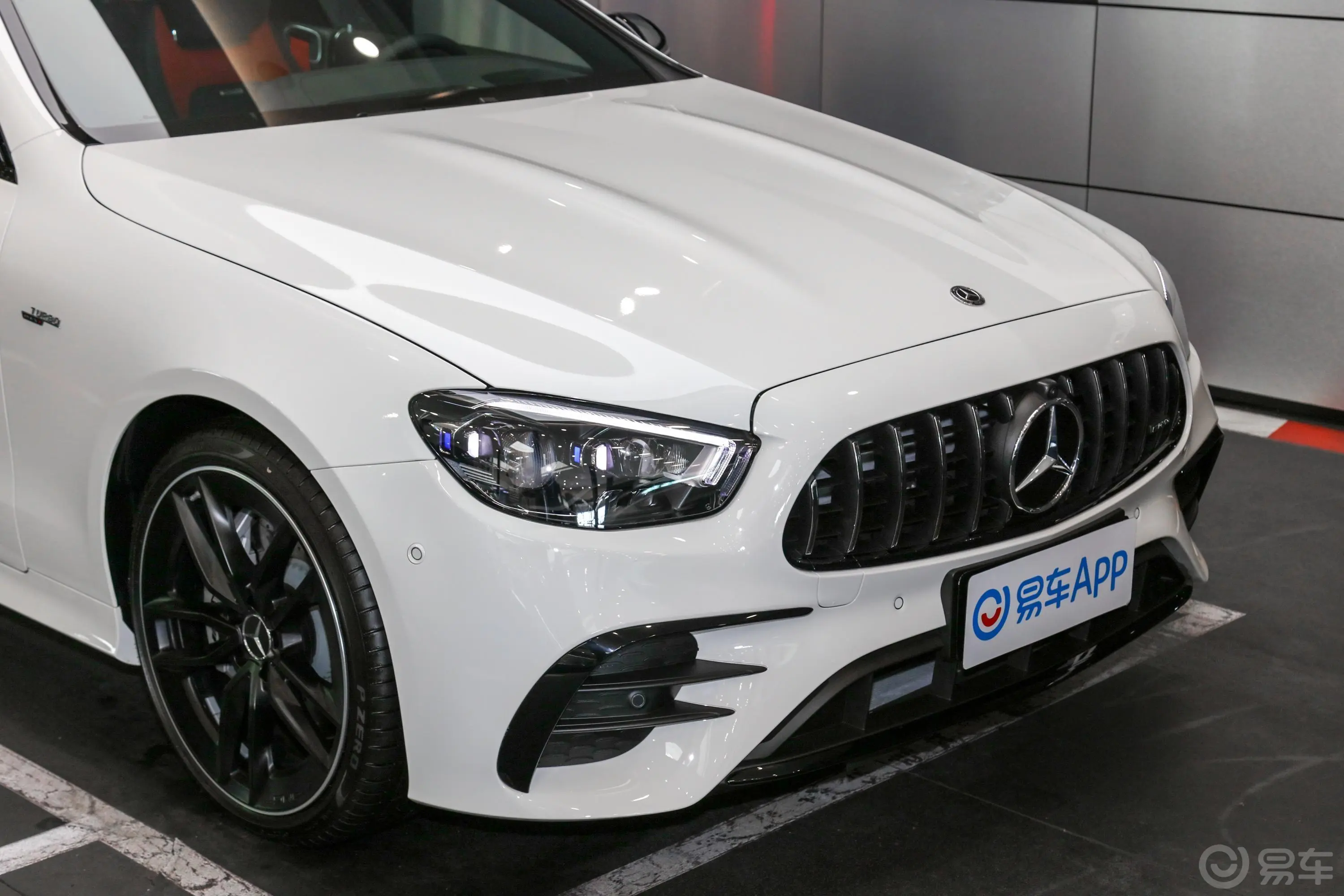 奔驰E级 AMGAMG E 53 4MATIC+ 轿跑车前格栅侧俯拍