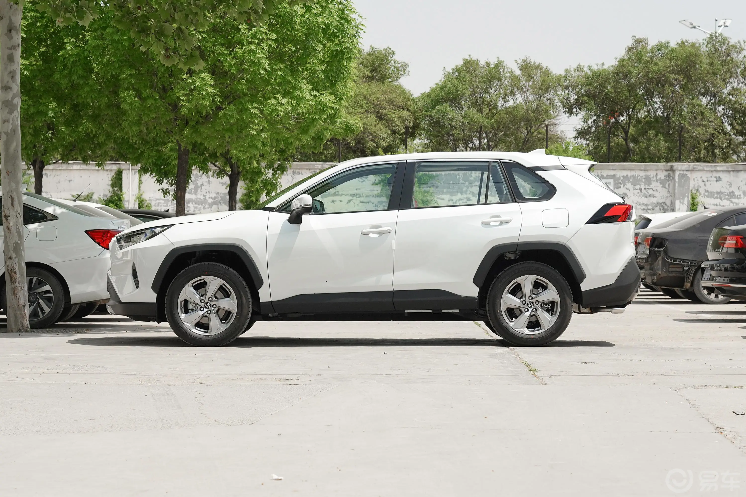 RAV4荣放2.0L CVT 四驱 风尚Plus版正侧车头向左水平