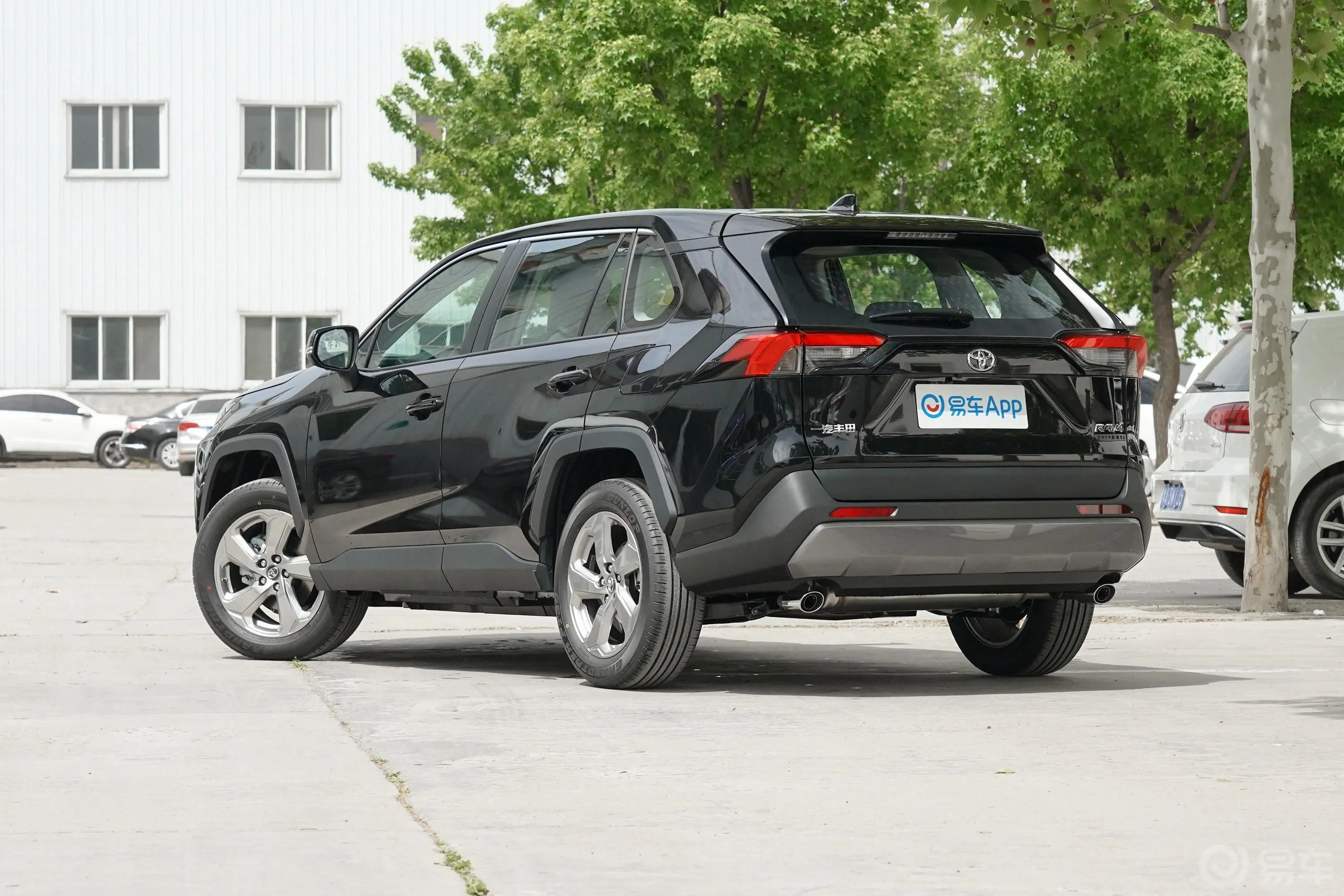 RAV4荣放2.0L CVT 两驱 风尚Plus版外观