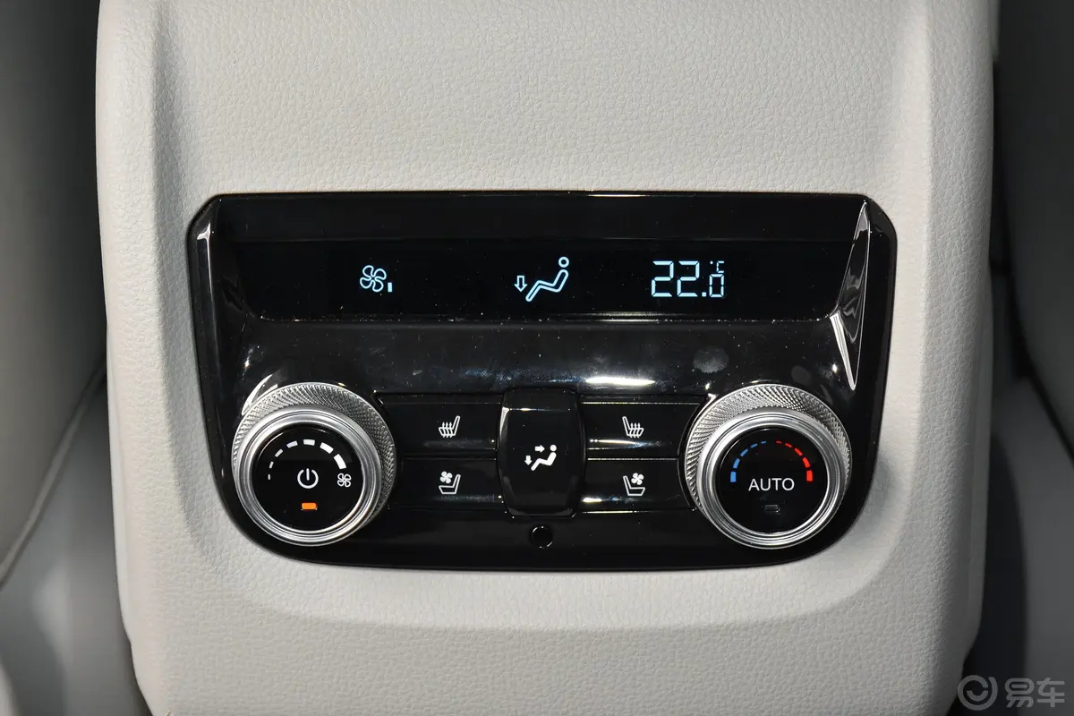 领裕EcoBoost 225 尊领型Plus 7座后排空调控制键