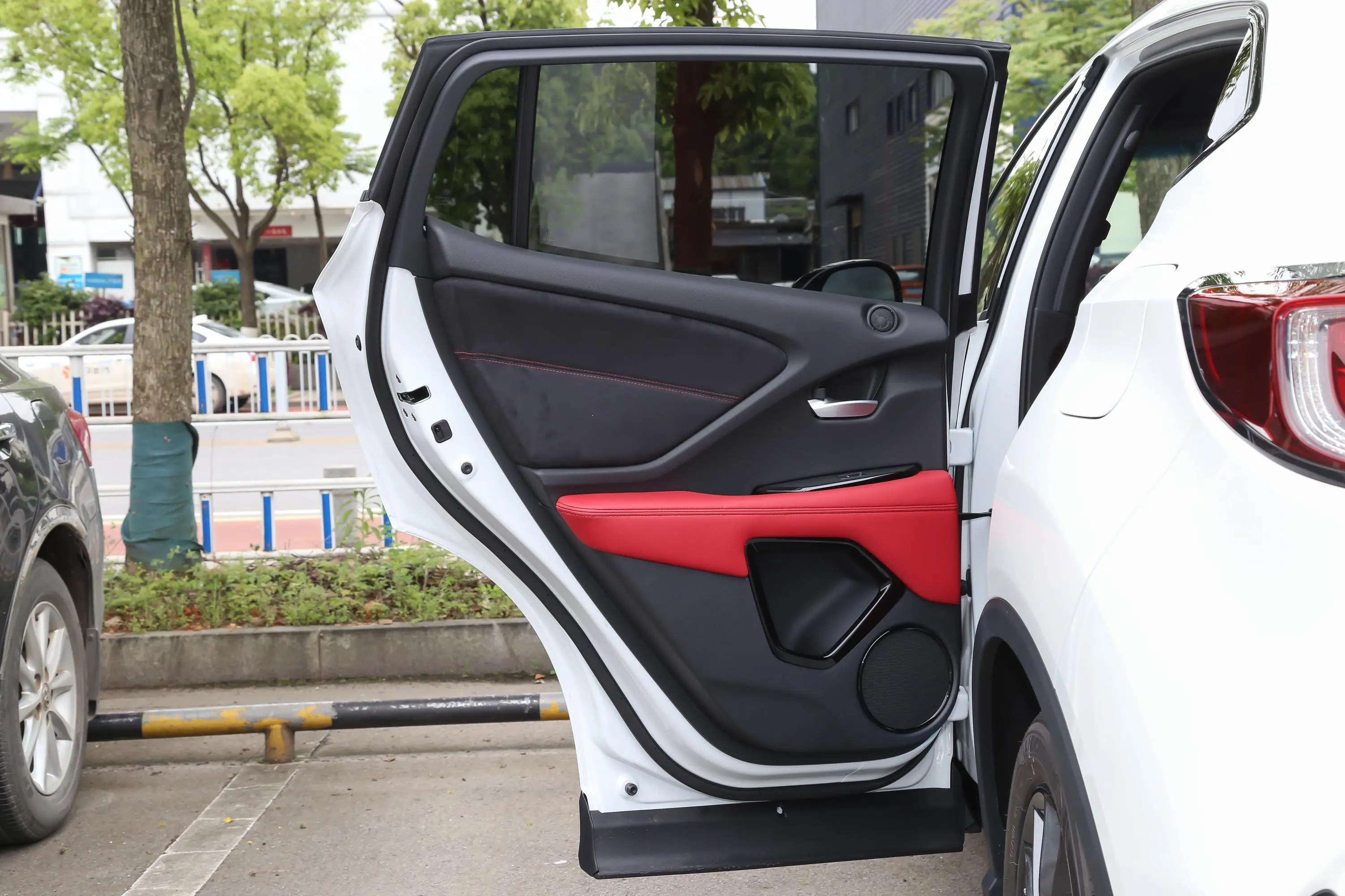 讴歌CDX1.5T 两驱 尊享·A-Spec智能安全运动款驾驶员侧后车门