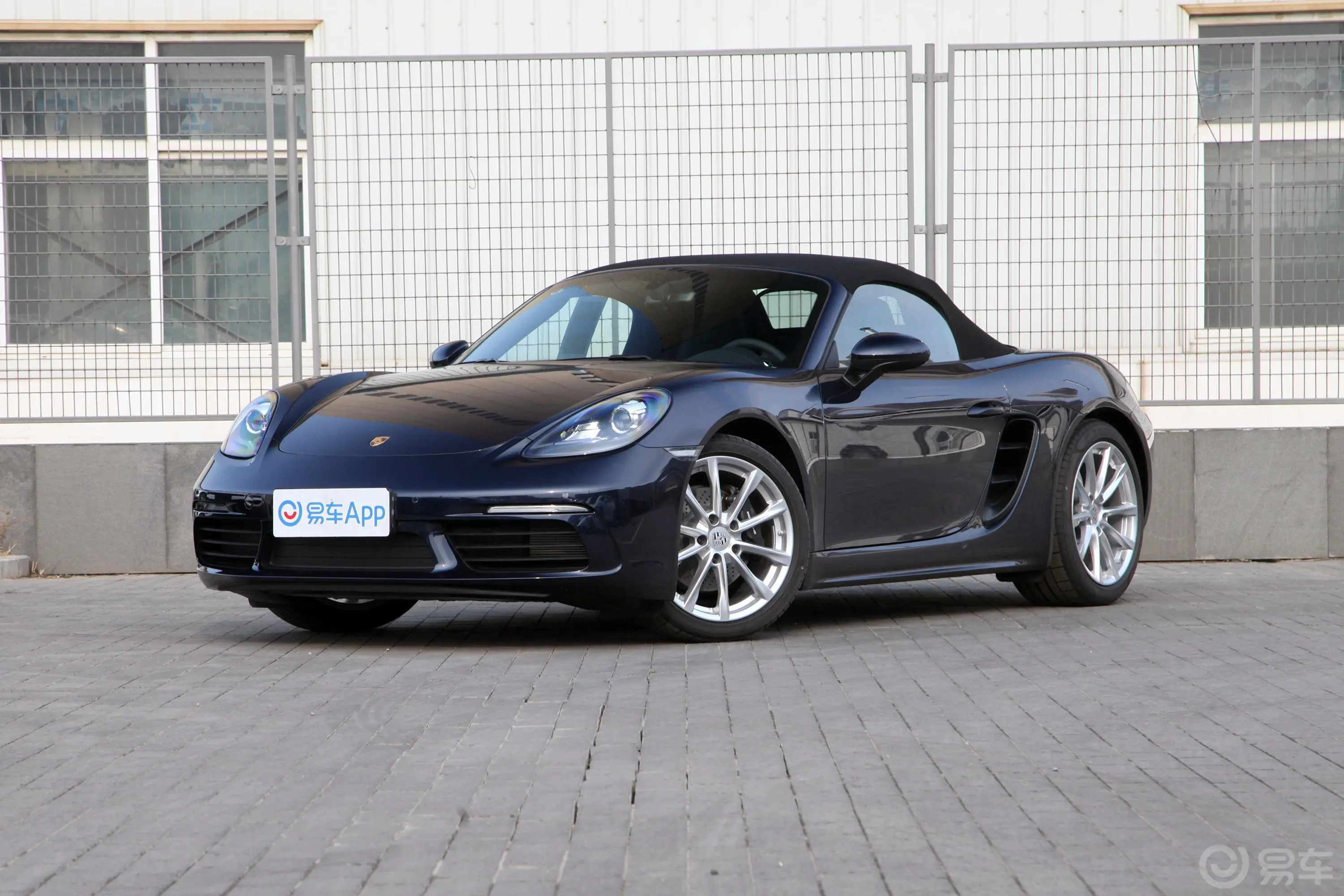 保时捷718Boxster 2.0T侧前45度车头向左水平