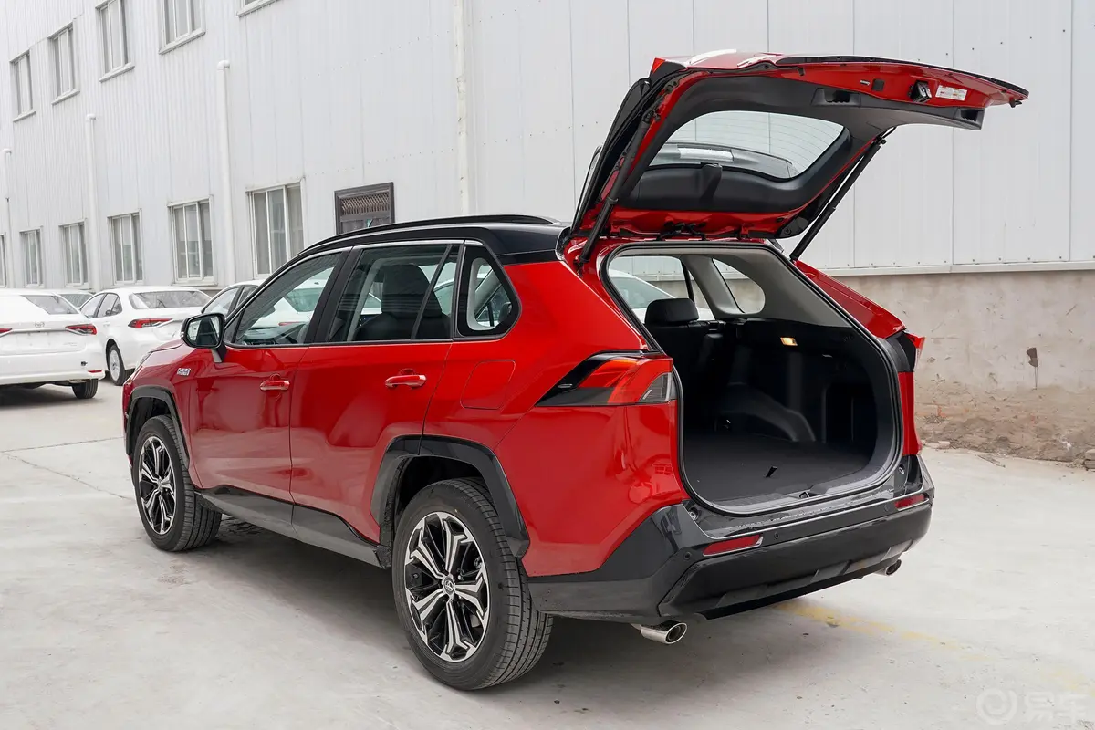 RAV4荣放 双擎E+2.5L 四驱旗舰Pro空间