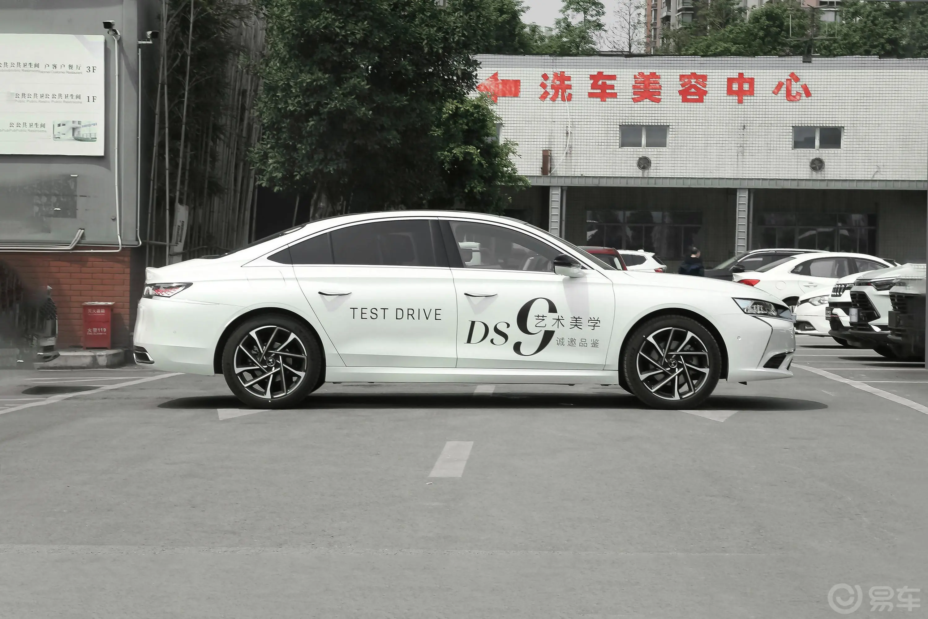 DS 9 E-TENSE1.6T 歌剧院版正侧车头向右水平