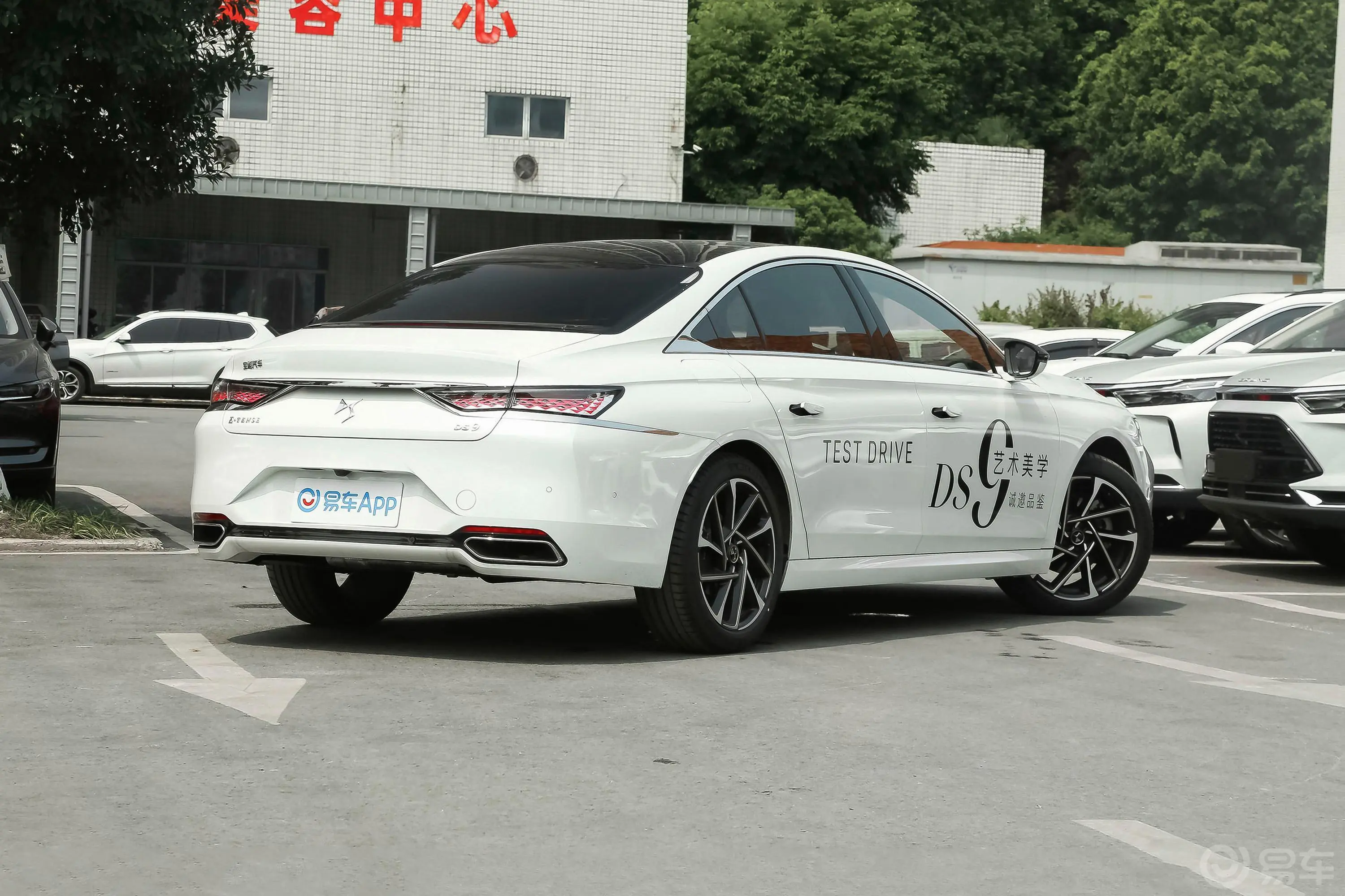 DS 9 E-TENSE1.6T 歌剧院版侧后45度车头向右水平