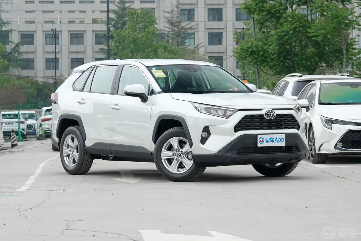 RAV4荣放2.0L CVT 两驱 都市版侧前45度车头向右水平