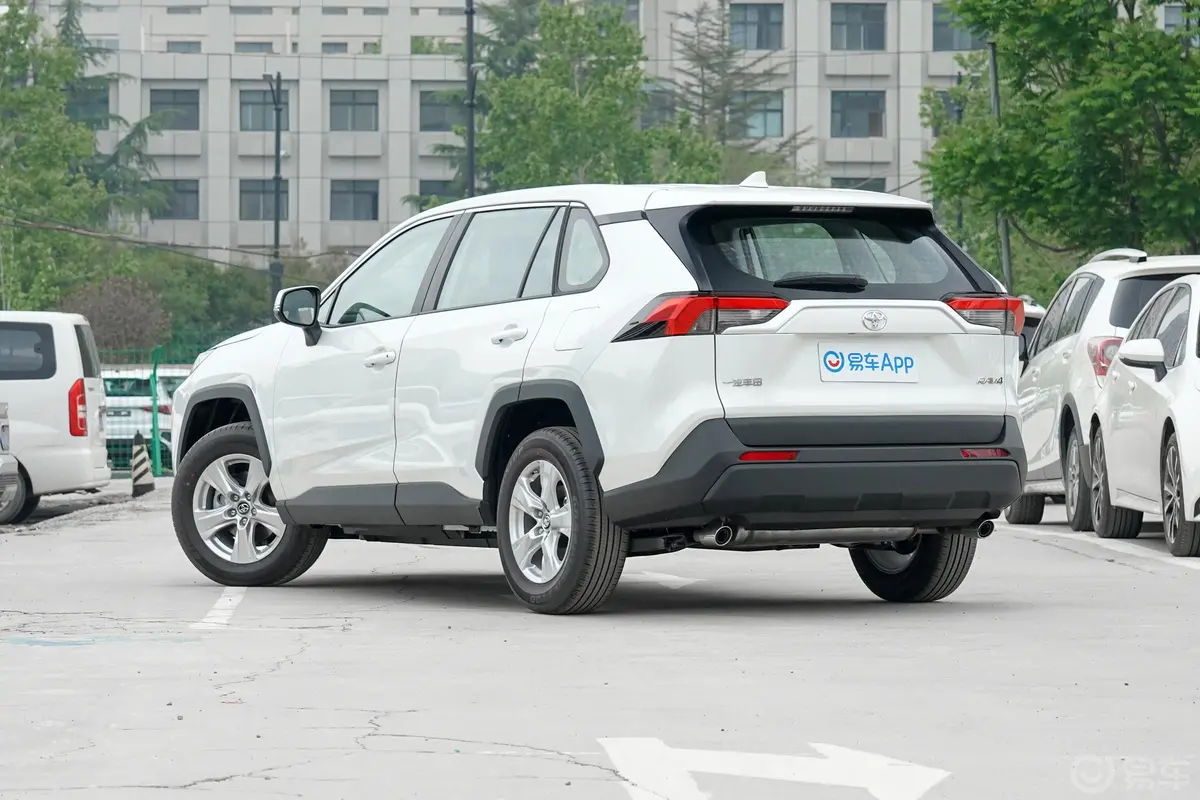 RAV4荣放2.0L CVT 两驱 都市版侧后45度车头向左水平