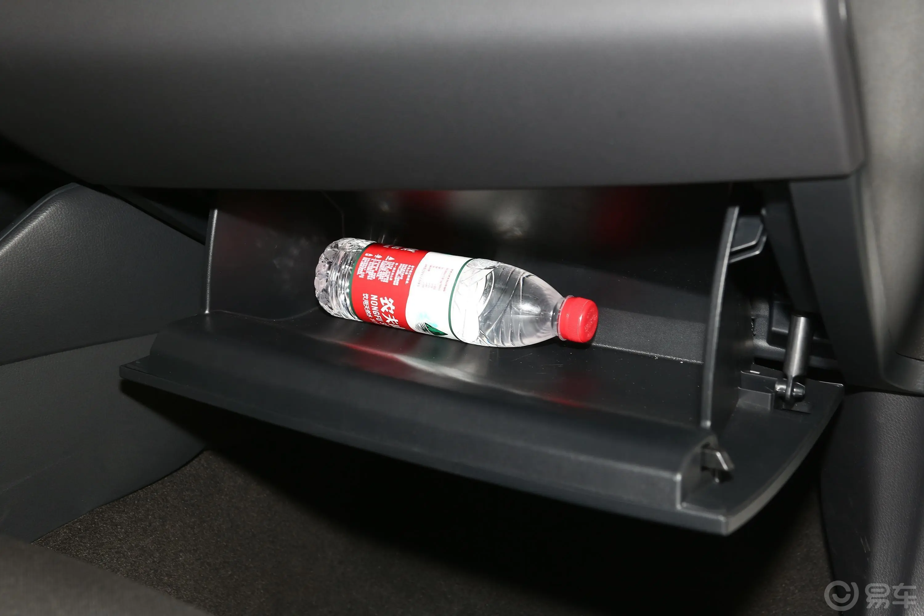 丰田C-HR双擎 2.0L 舒适版手套箱空间水瓶横置